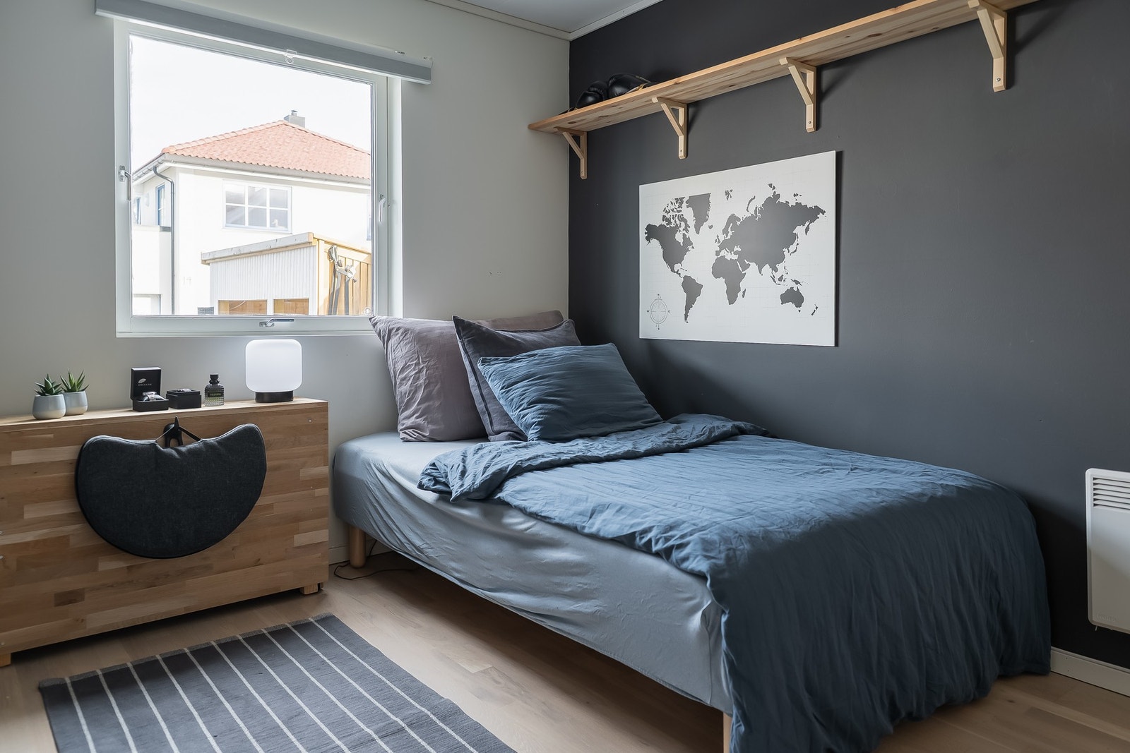 Soverom 2 er på ca. 8 kvm., Rommet er malt i en mørk blåfarge Galleribilde