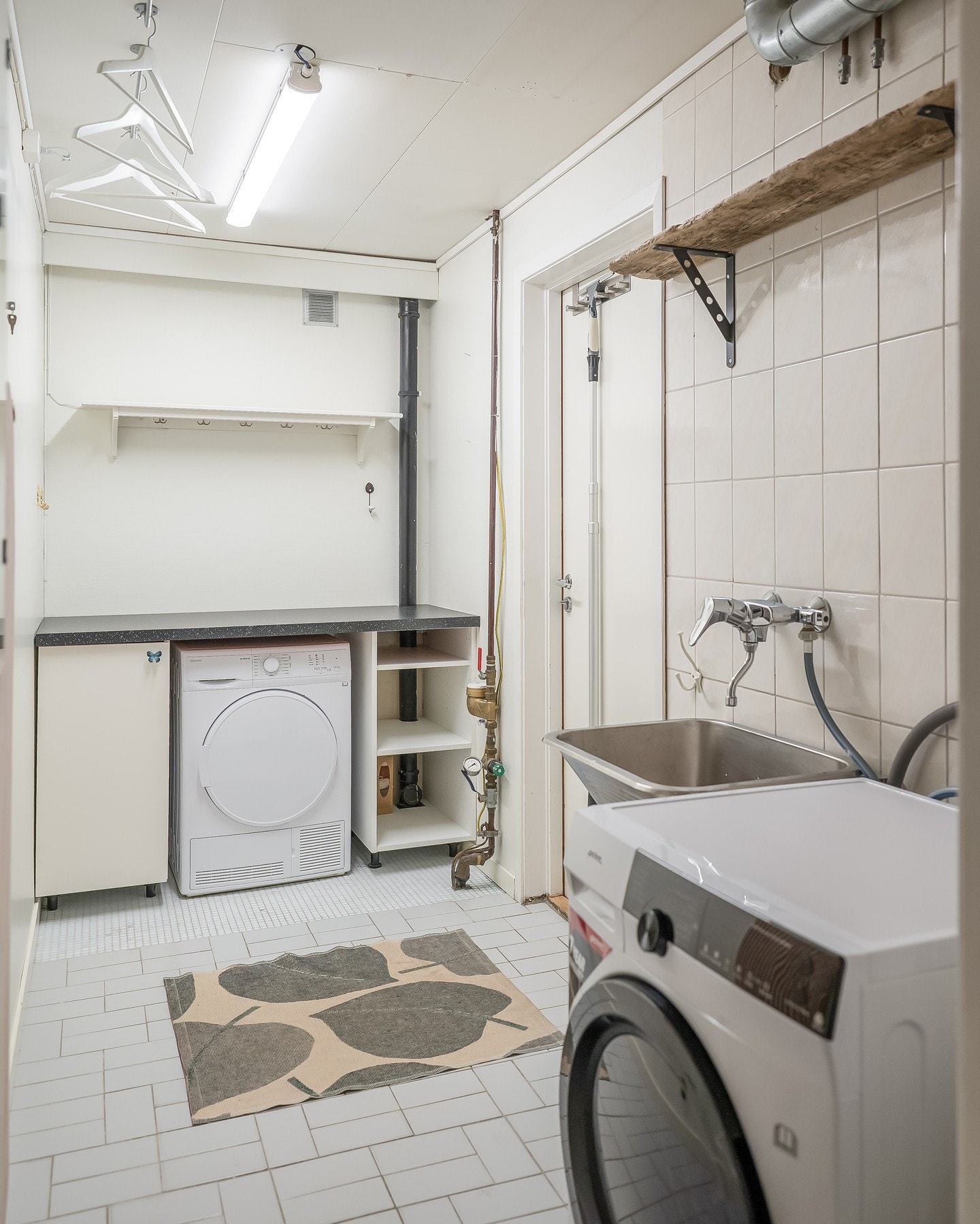 Eget vaskerom med plass til vaskemaskin, tørketrommel og oppbevaringmuligheter. Galleribilde