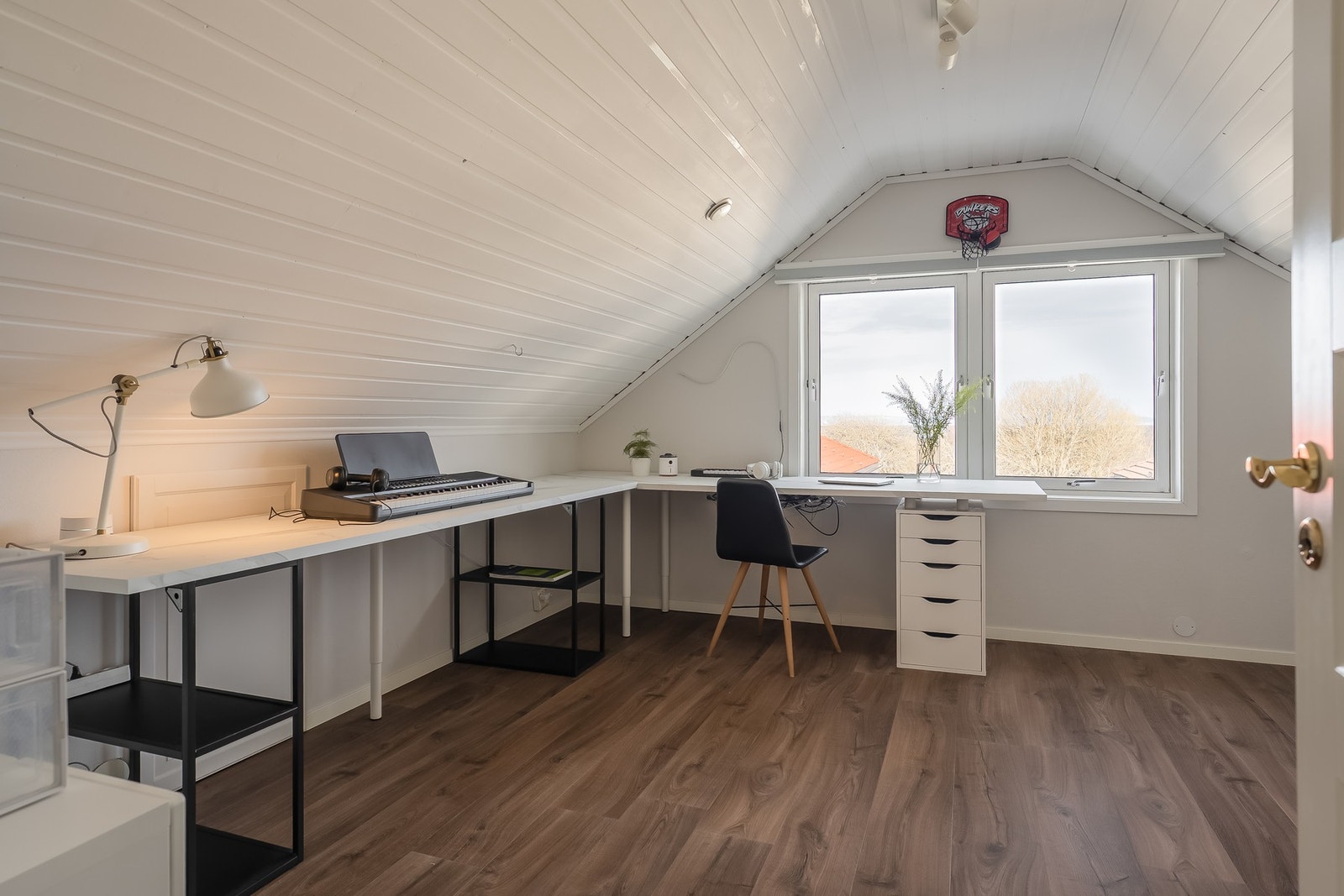 Soverommet har god plass til kontor muligheter, eller sofahjørnet. Galleribilde