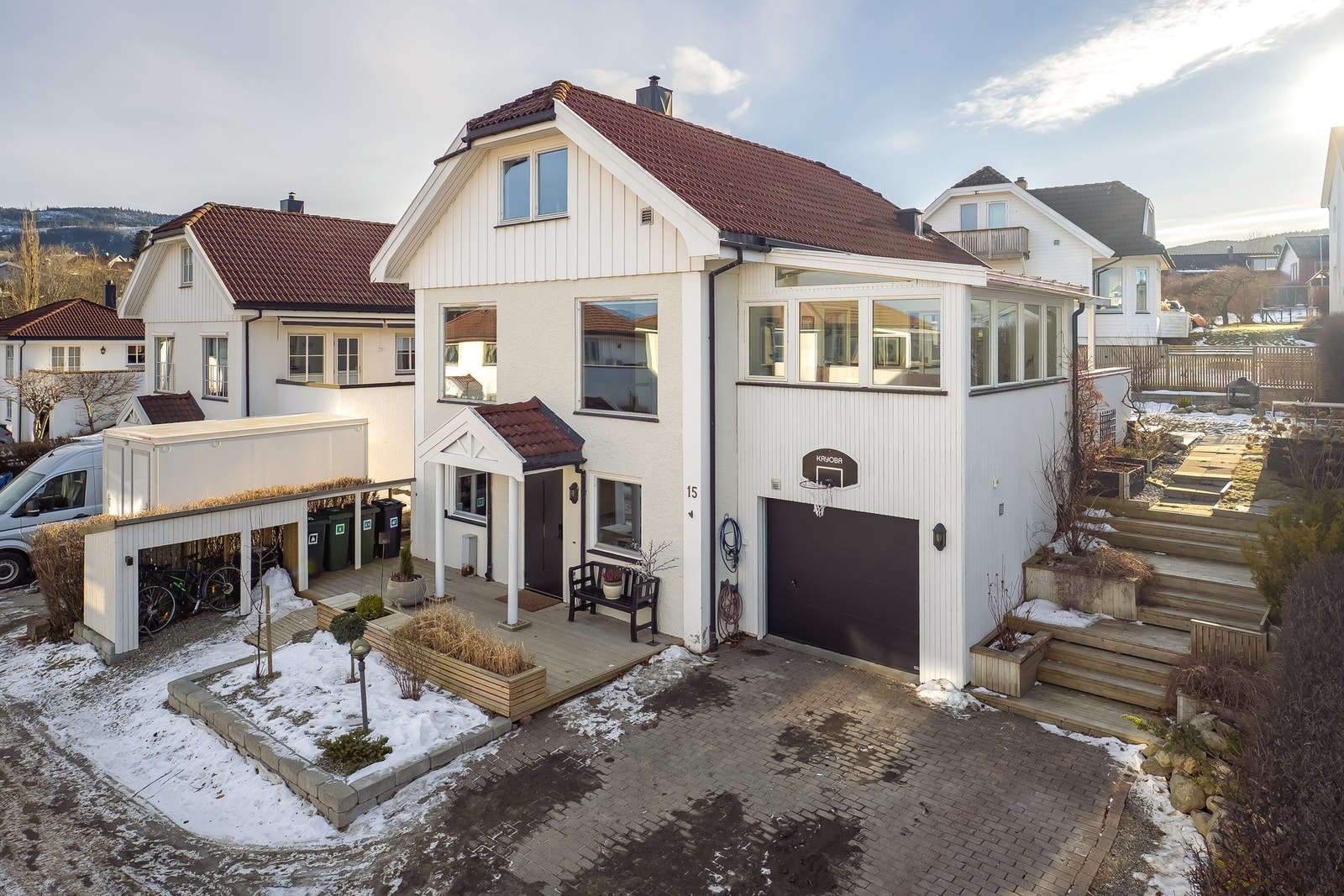 Frittstående enebolig med god utsikt mot Fosenalpene. Ligger i et godt etablert og barnevennlig nabolag. Galleribilde