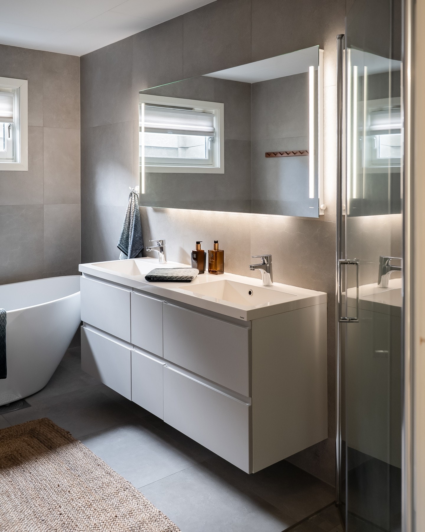 Her er det også gode oppbevaringsmuligheter og plass til nødvendige baderoms innredninger. Galleribilde