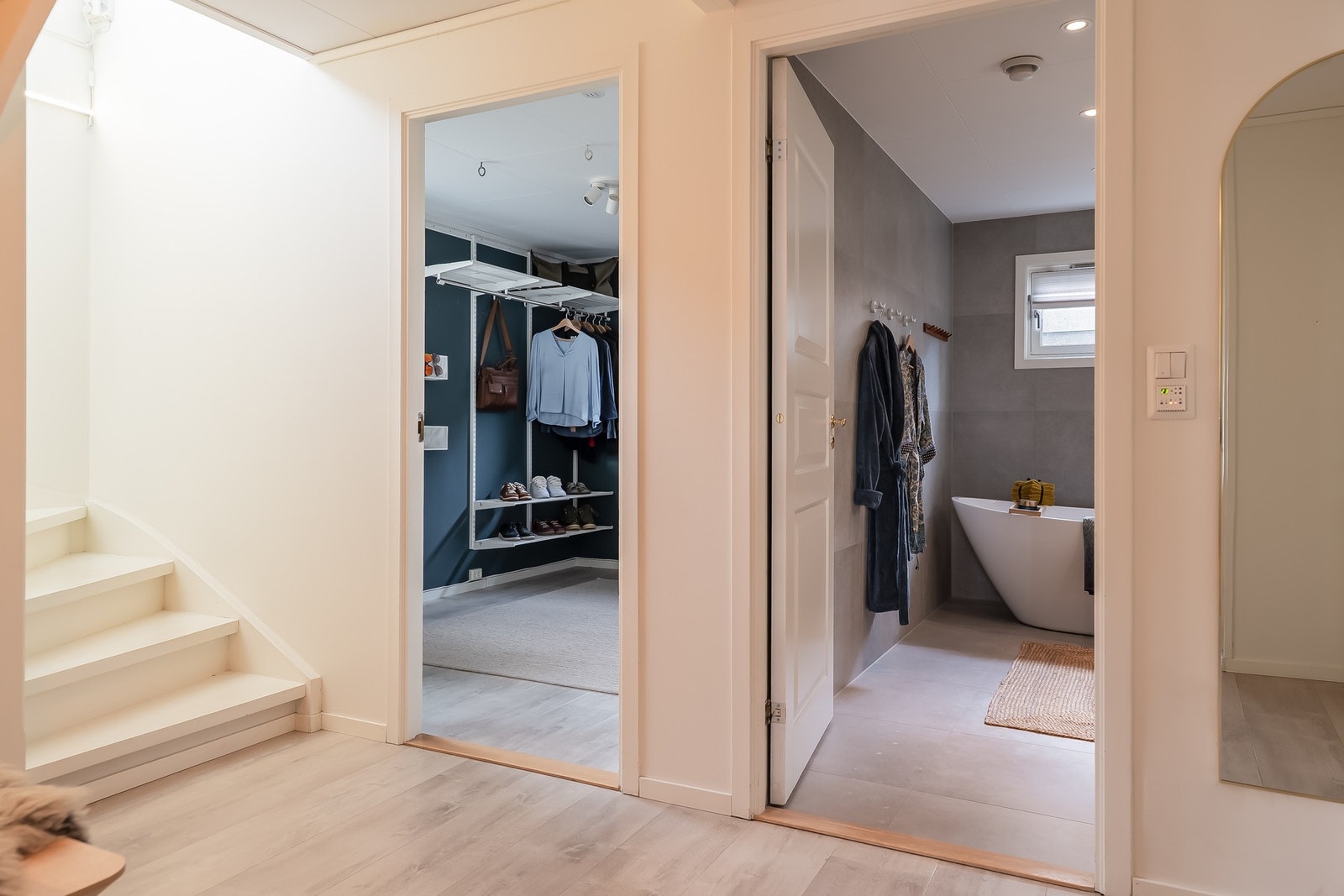 Bad og garderobe har en praktisk plassering. Galleribilde