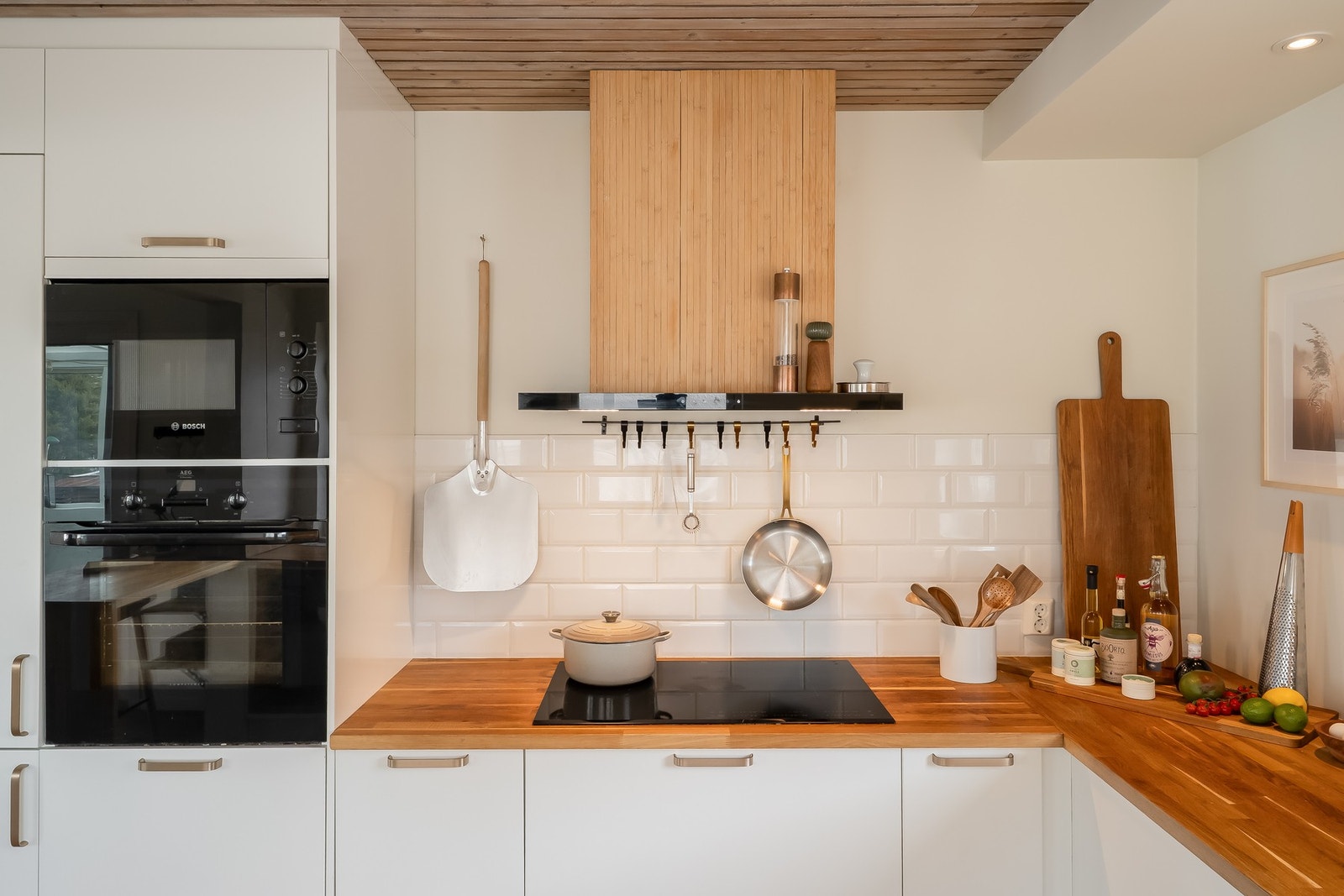 Kjøkkenet har integrerte og helhetlige hvitevarer fra leverandører som Electrolux, Bosch og Blanco Galleribilde