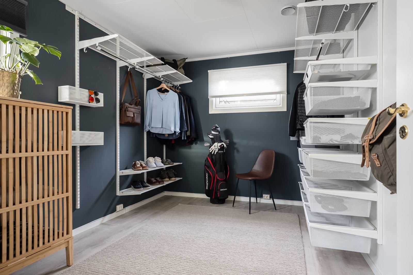 Praktisk garderoberom med god oppbevaringsplass og naturlig lys fra vinduet. Galleribilde