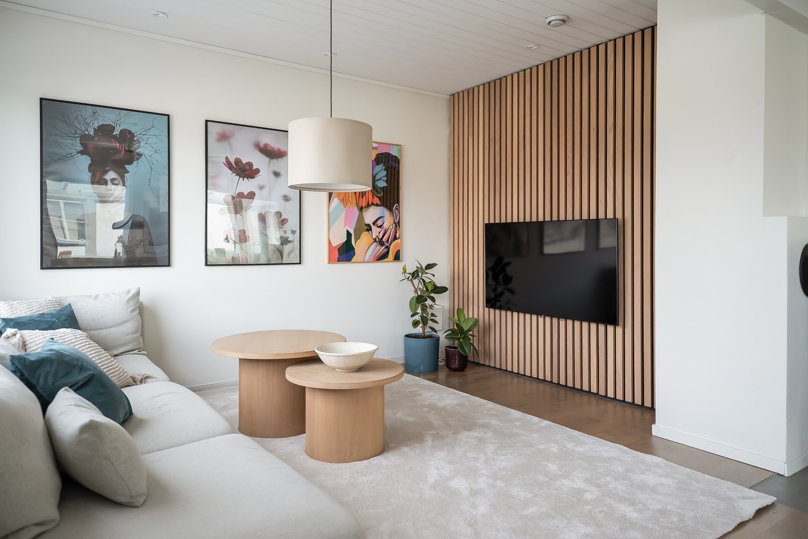 Spileveggen gir rommet et moderne preg og skaper en varm atmosfære. Galleribilde