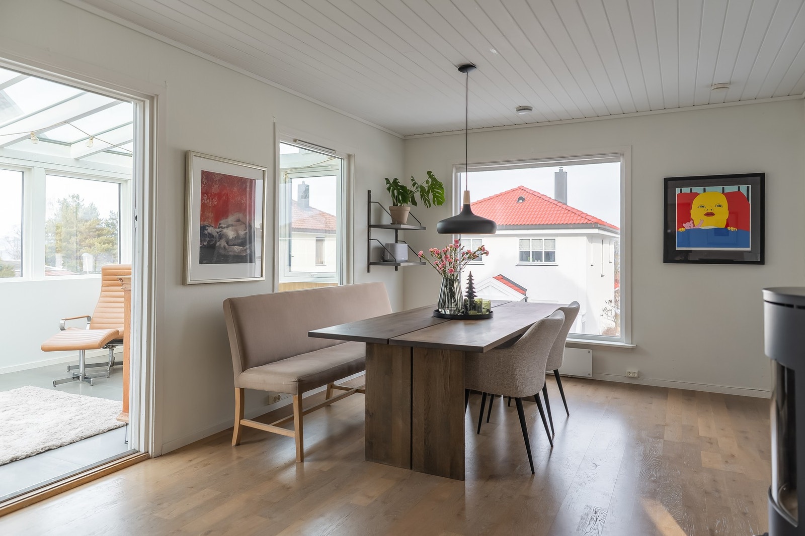 Rommet har godt med plass til både spisebord og sitteområde. Galleribilde