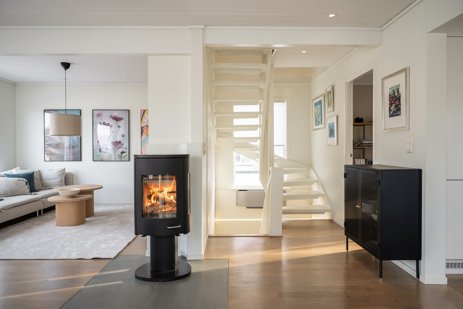 Peisen skaper en varm atmosfære. Galleribilde