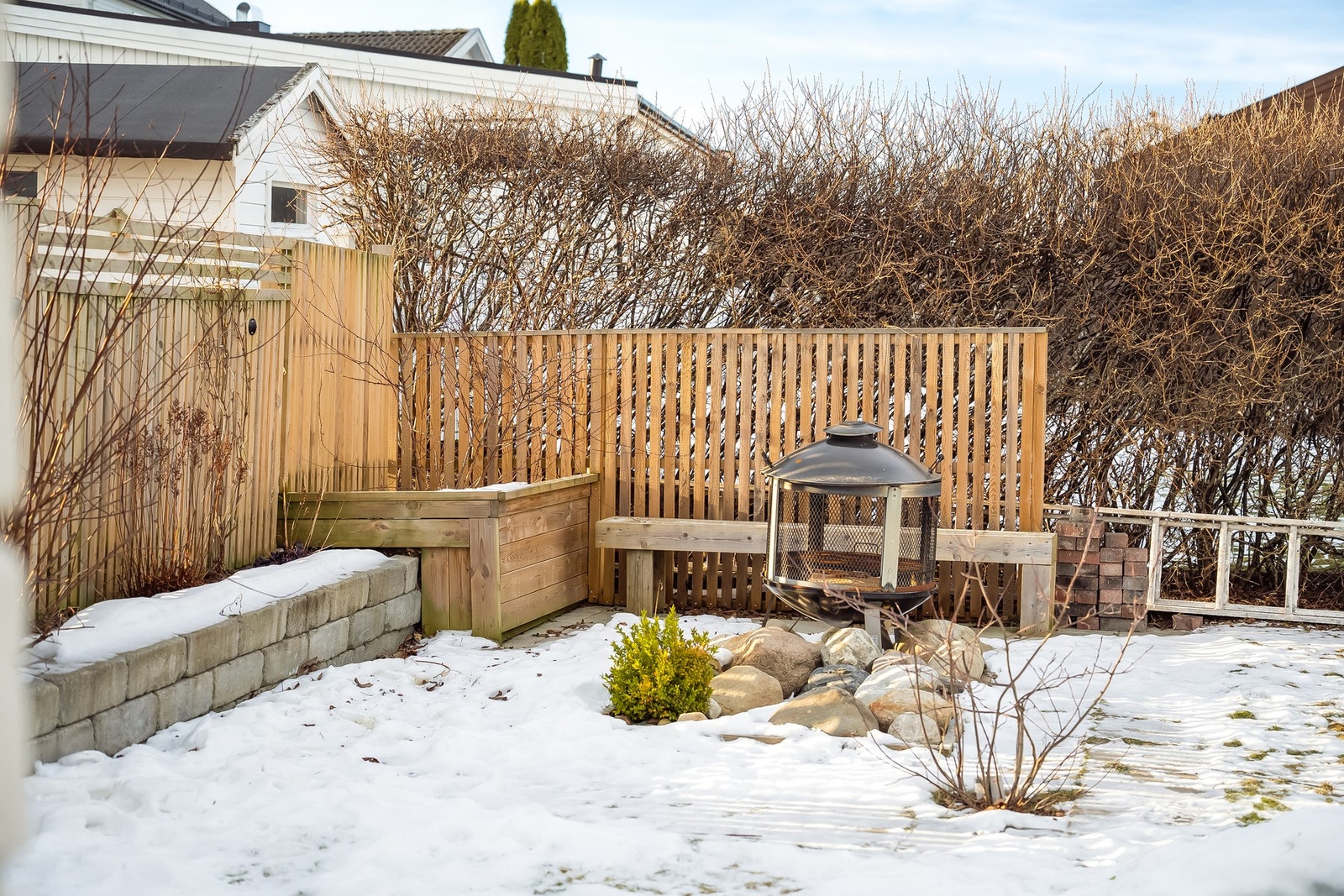 Hagen har flere oppholds område, blant annet bålpanne i hjørnet. Galleribilde