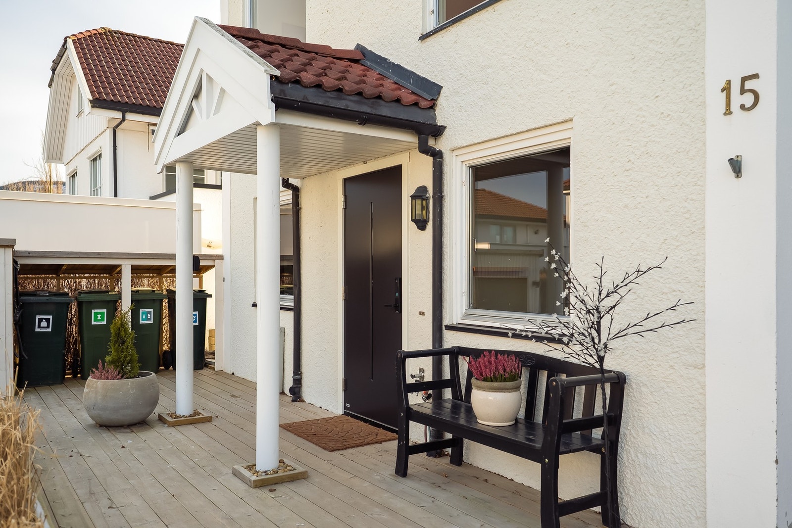 En skjermet og funksjonell inngang som gir boligen et helhetlig og velstelt preg Galleribilde