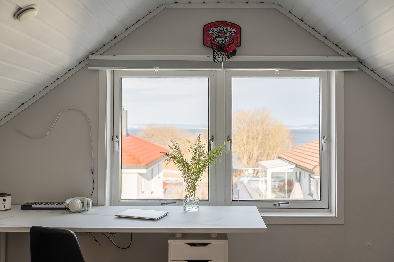 Soverommet nyter godt av store vindusflater og får rikelig med naturlig lys. Galleribilde