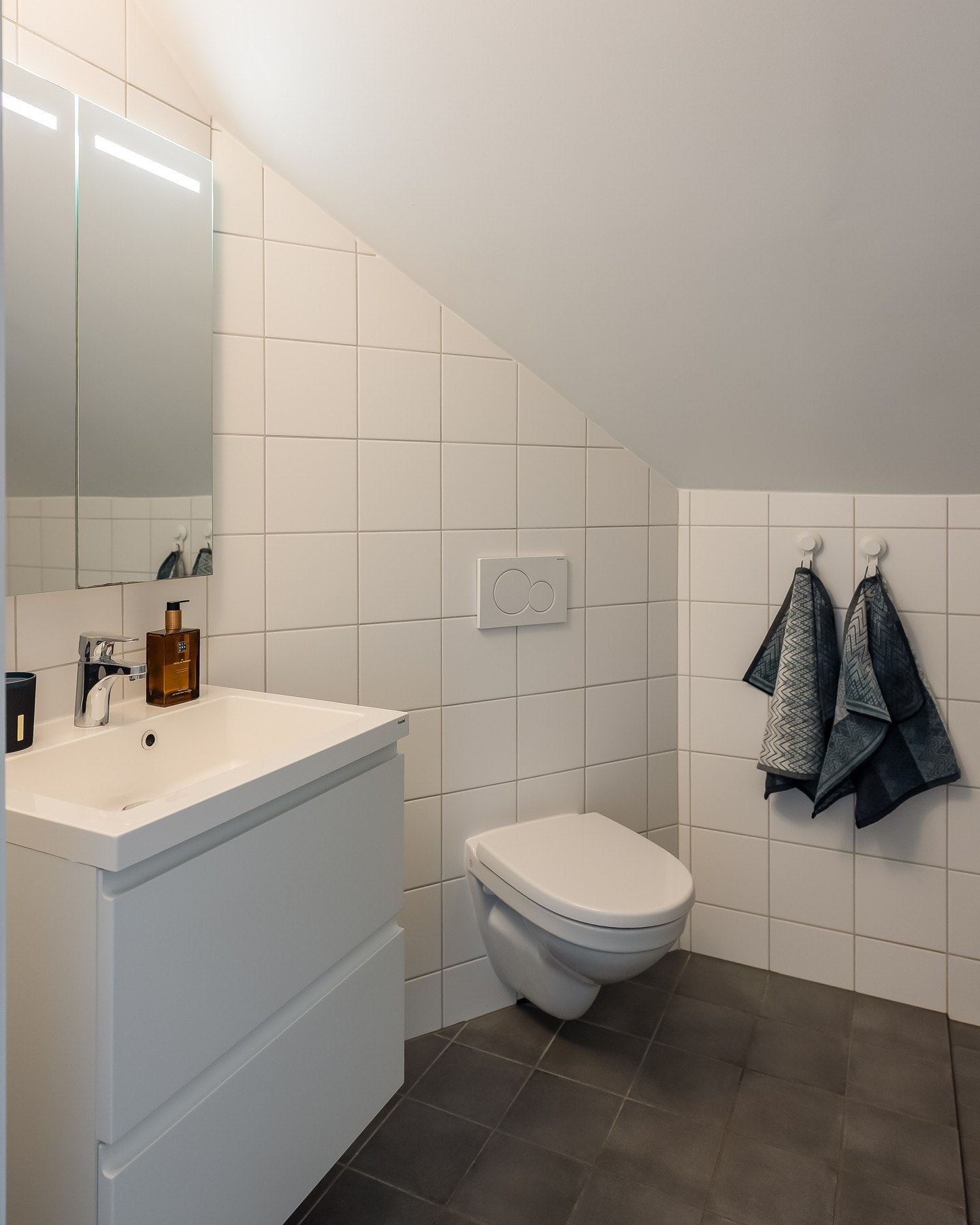 Bad på loftet er utstyrt med vegghengt toalett og servant med underskap. Galleribilde