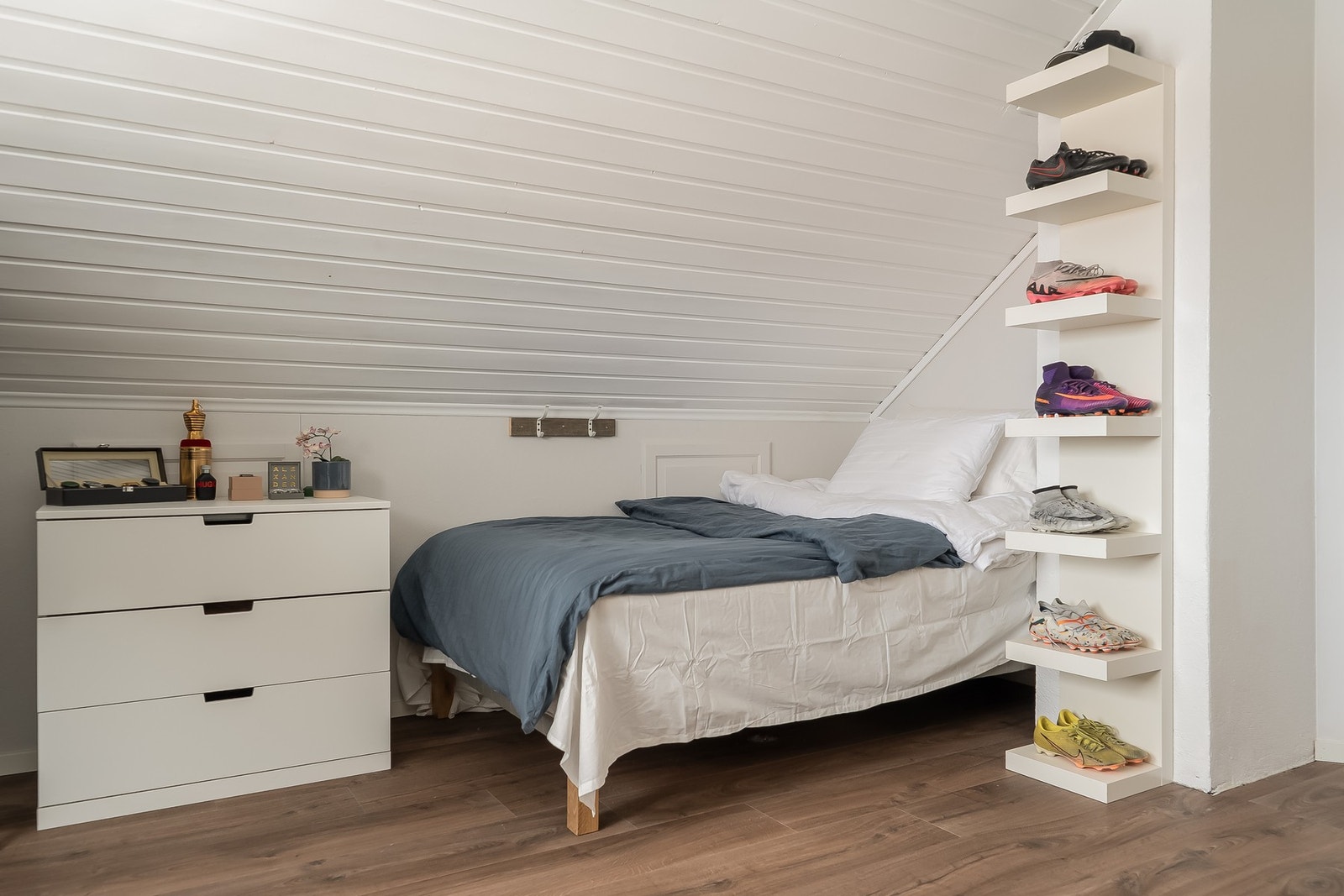 Soverom i 2 etasje. God plass til dobbelseng og oppbevaringsmuligheter. Galleribilde