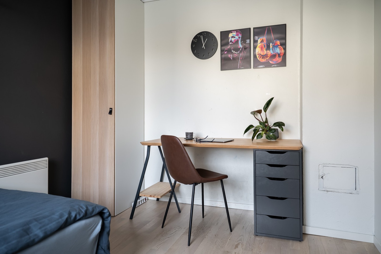 Rommet har godt med plass til skrive pult og oppbevarng Galleribilde