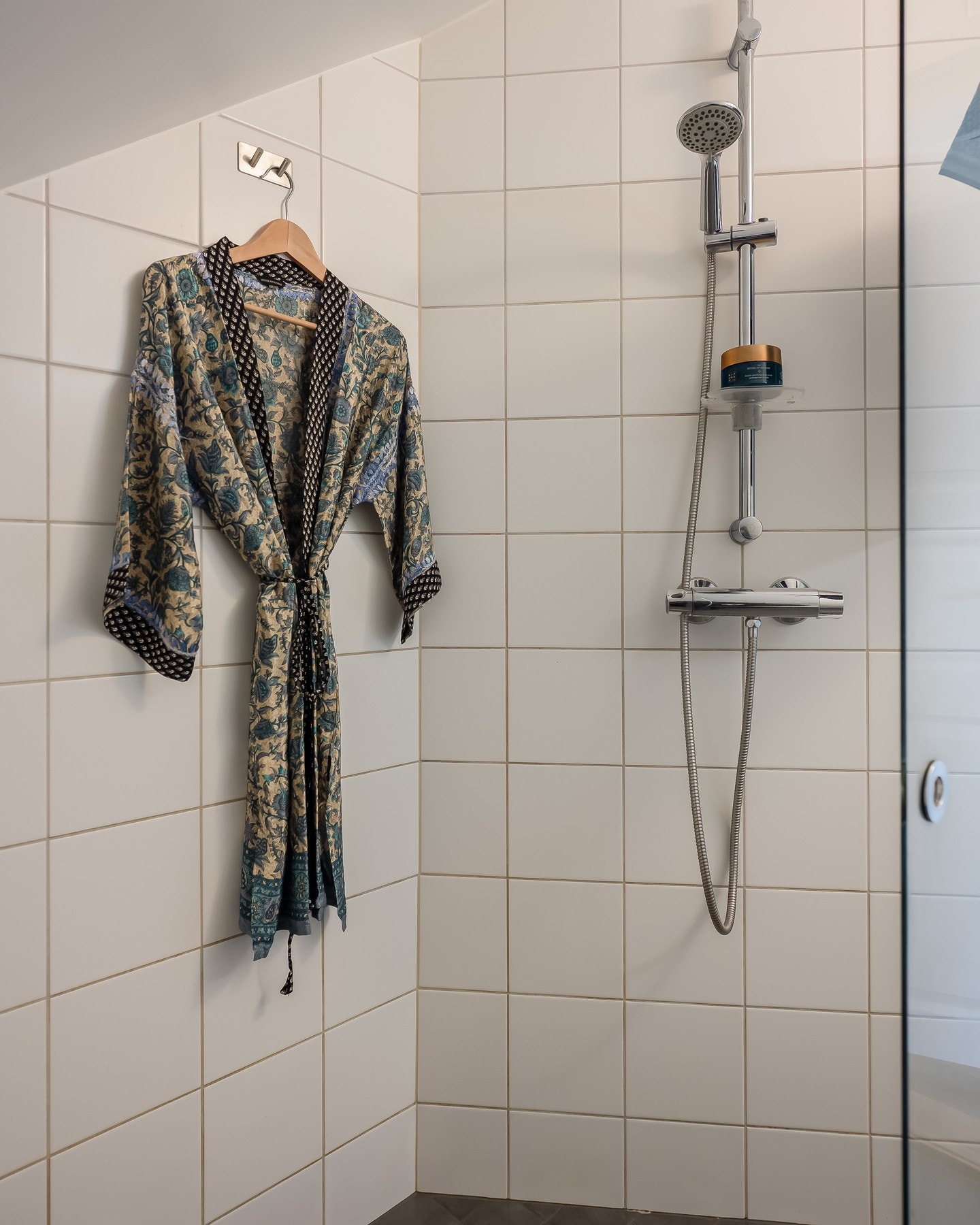 Badet i 2, etasje er utstyrt med dusjhjørne. Galleribilde