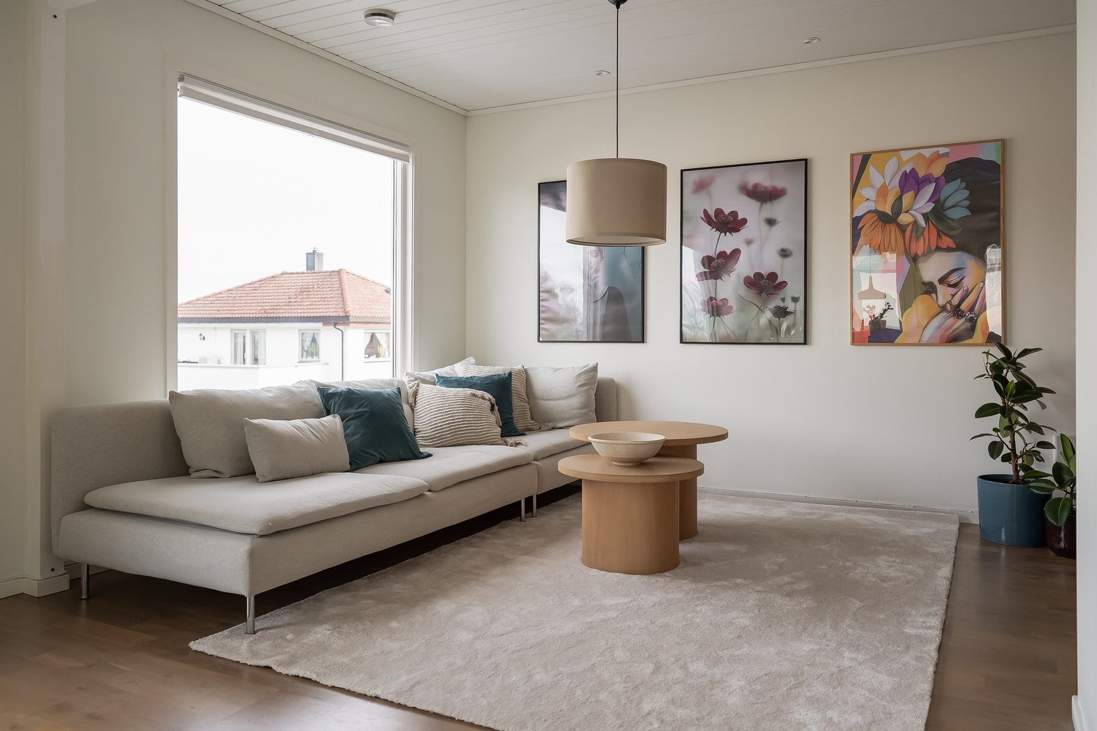 Rommet har god størrelse med plass til en stor sofagruppe. Galleribilde