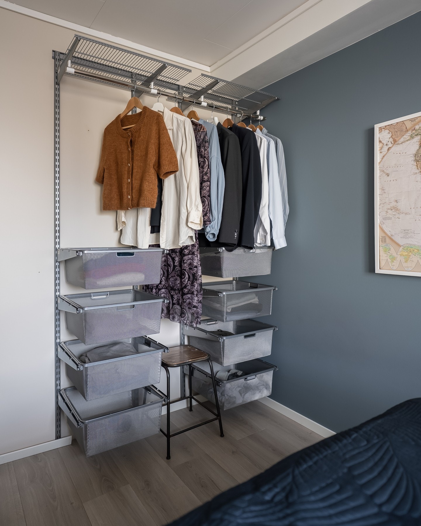 Praktisk garderobeløsning med hyller og klesstenger. Galleribilde