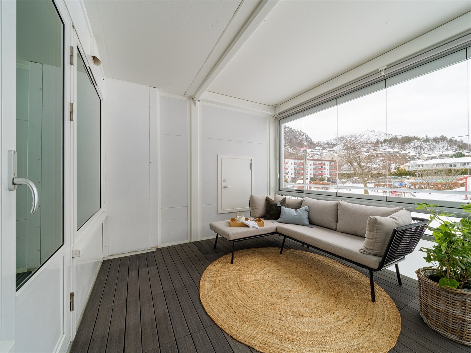 På balkongen kan glassvinduene åpnes helt opp eller lukkes helt, noe som drastisk øker bruksmulighetene for balkongen. Galleribilde