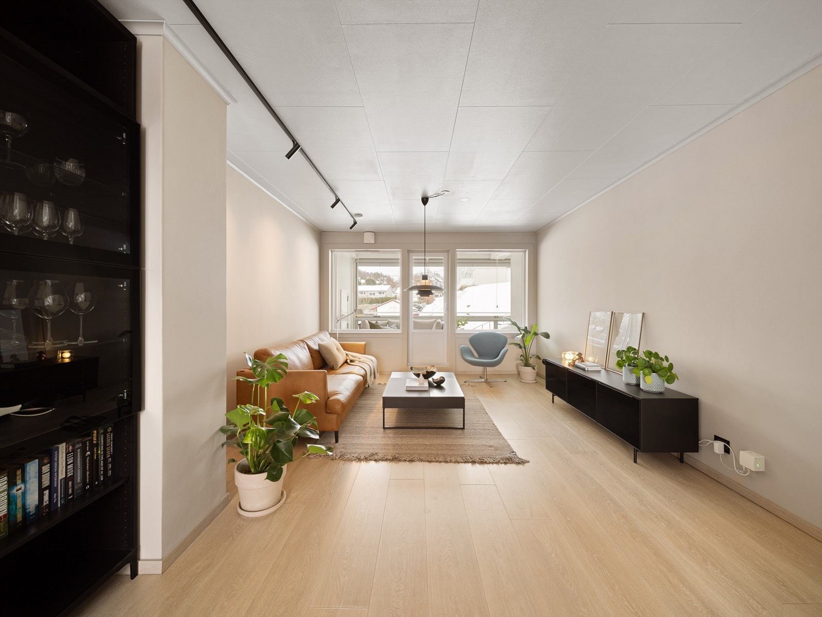 I stuen er det slette malte vegger og en-stavs laminat på gulv. Galleribilde