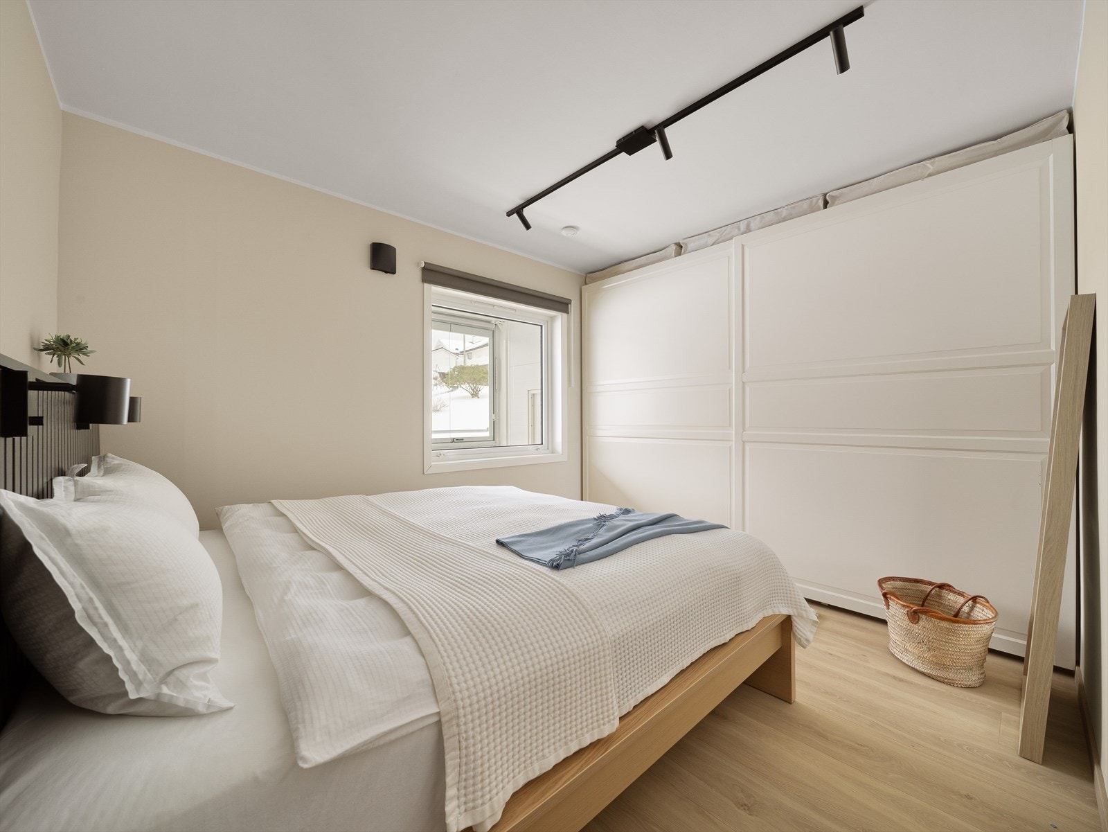 Rommet er også innredet med et stort garderobeskap som gir rikelig med plass til oppbevaring. Galleribilde