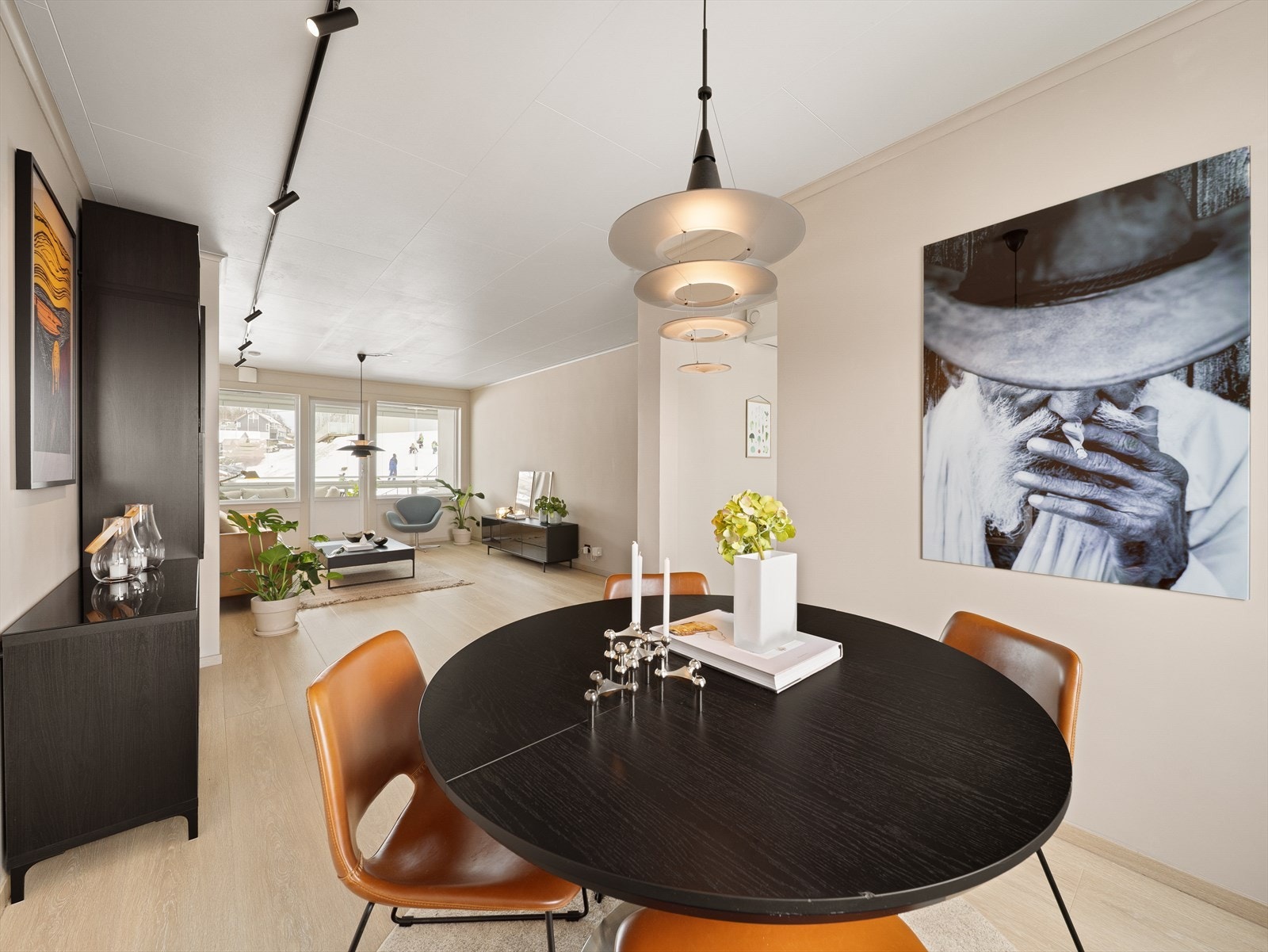 Leiligheten er gjennomgående og har store vindusflater som gir rikelig med naturlig lys. Galleribilde