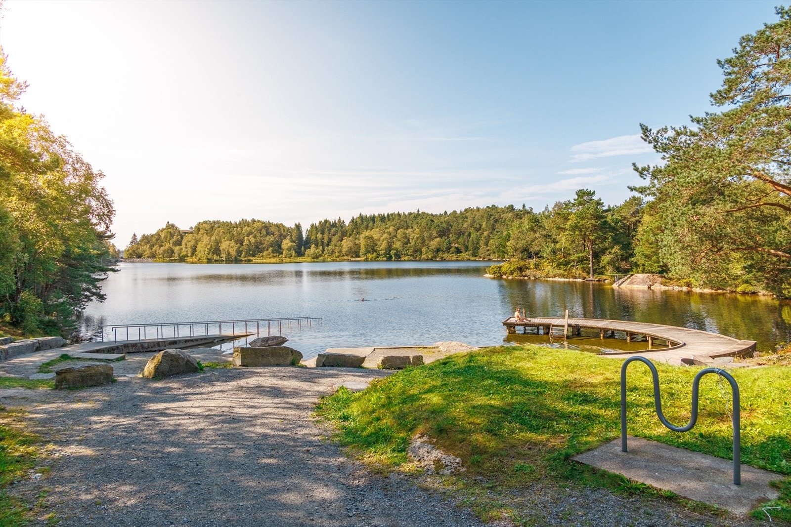 Det er også kort vei til turstier og badeplasser rundt Storavatnet i nærheten av Krohnegården. Galleribilde