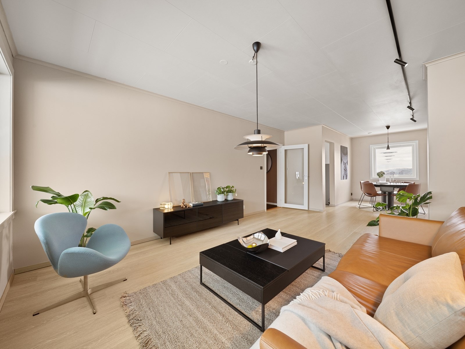 I tilknytning til kjøkkenet på andre siden av stuen innredes det naturlig med spisestue. Galleribilde