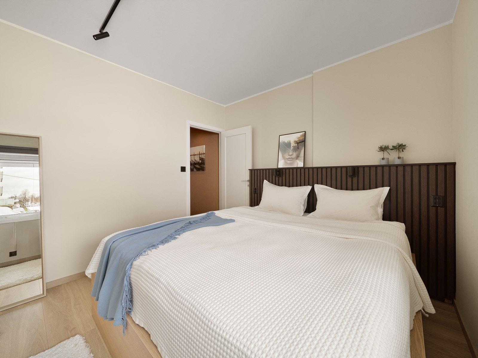 Leilighetens hovedsoverom er av god størrelse på 11,8 m² og har god plass til både dobbeltseng og annen ønskelig møblering. Galleribilde