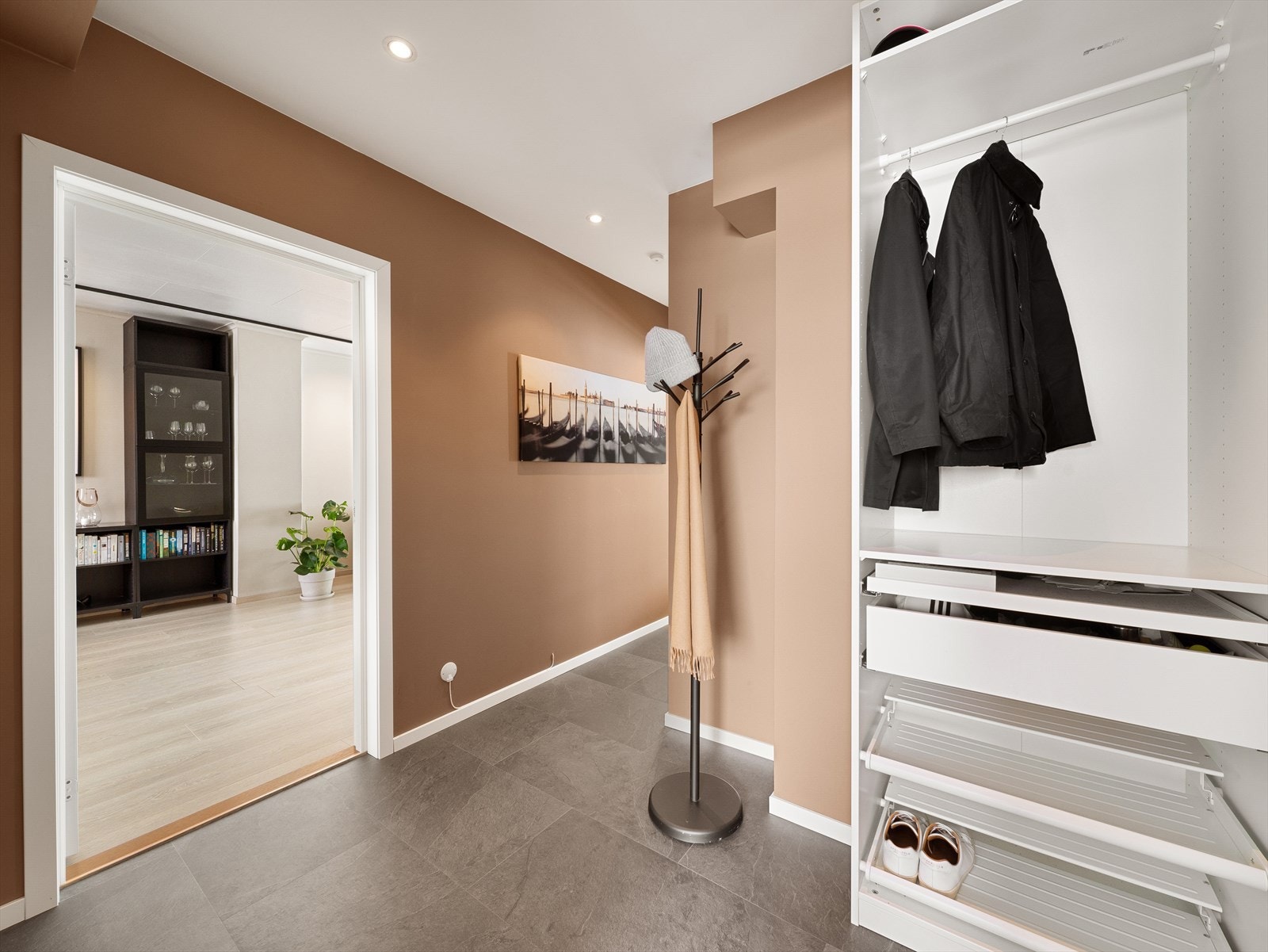 Her er det varme i gulvet og innredet med et svært praktisk garderobeskap som har godt med oppbevaringsplass til ytterklær, sko og diverse. Galleribilde