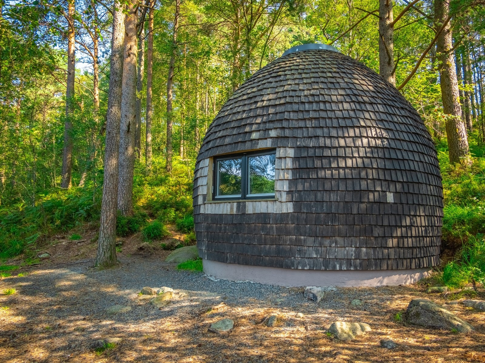 Her er det godt utviklet med flotte turstier og sitteplasser rundt vannet. Galleribilde