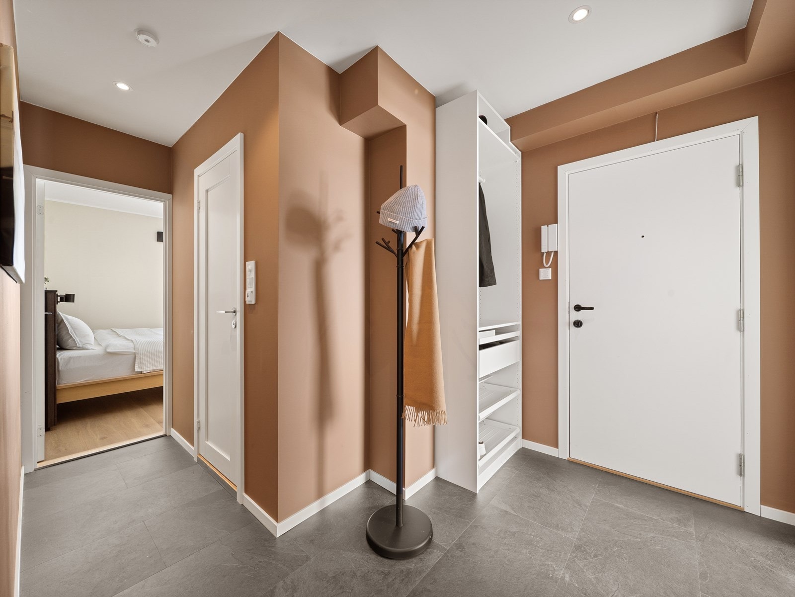 Det første som møter deg er en lys og innbydende entré. Galleribilde