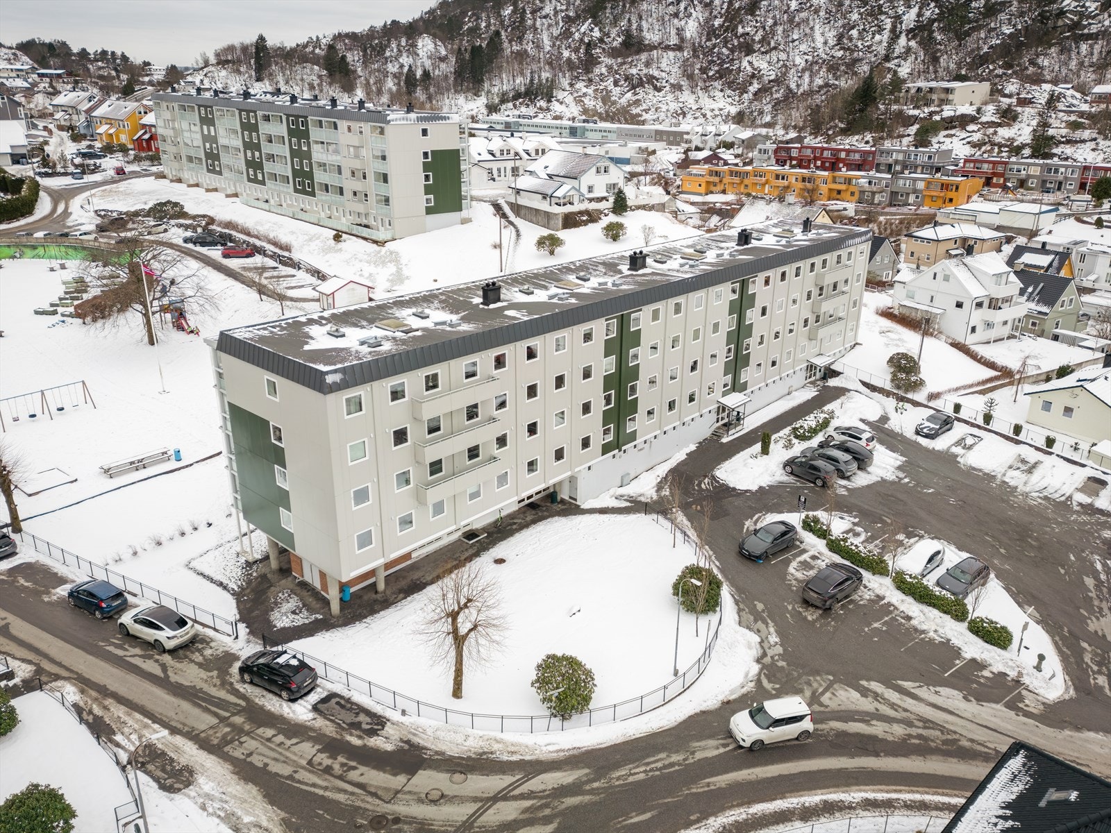 Borettslaget har felles parkeringsplass for beboerne, og mulighet for å søke til om parkeringsplass med lading. Galleribilde