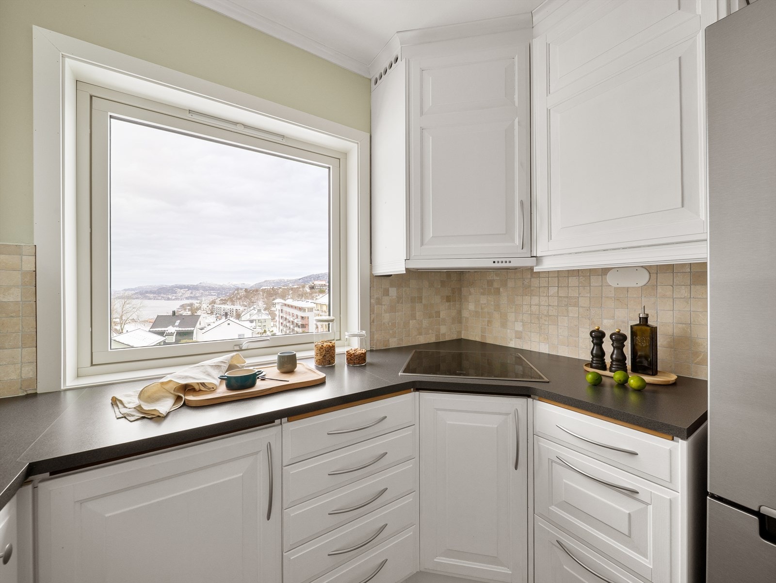 Kjøkkenet er godt utnyttet og har rikelig med både skap og benkeplass. Galleribilde