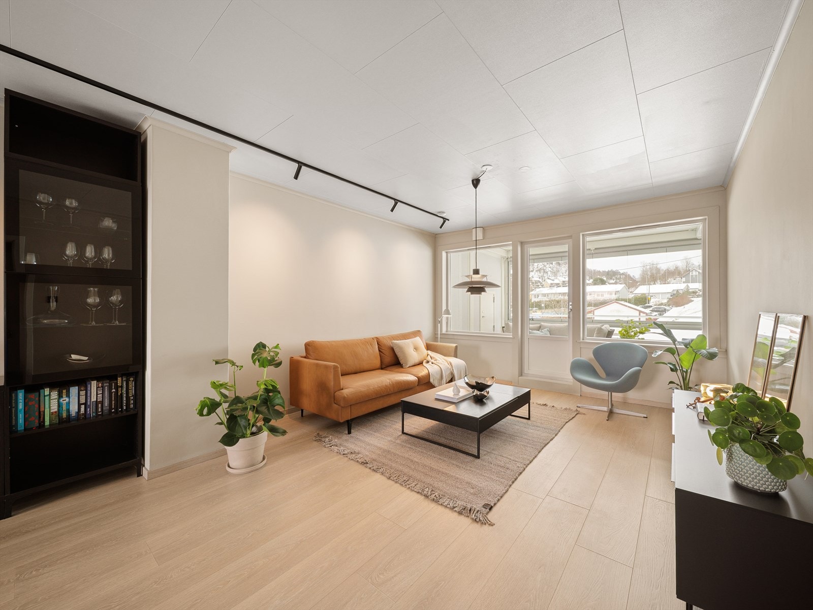 Stuen er av god størrelse med plass til å innrede i flere soner. Galleribilde