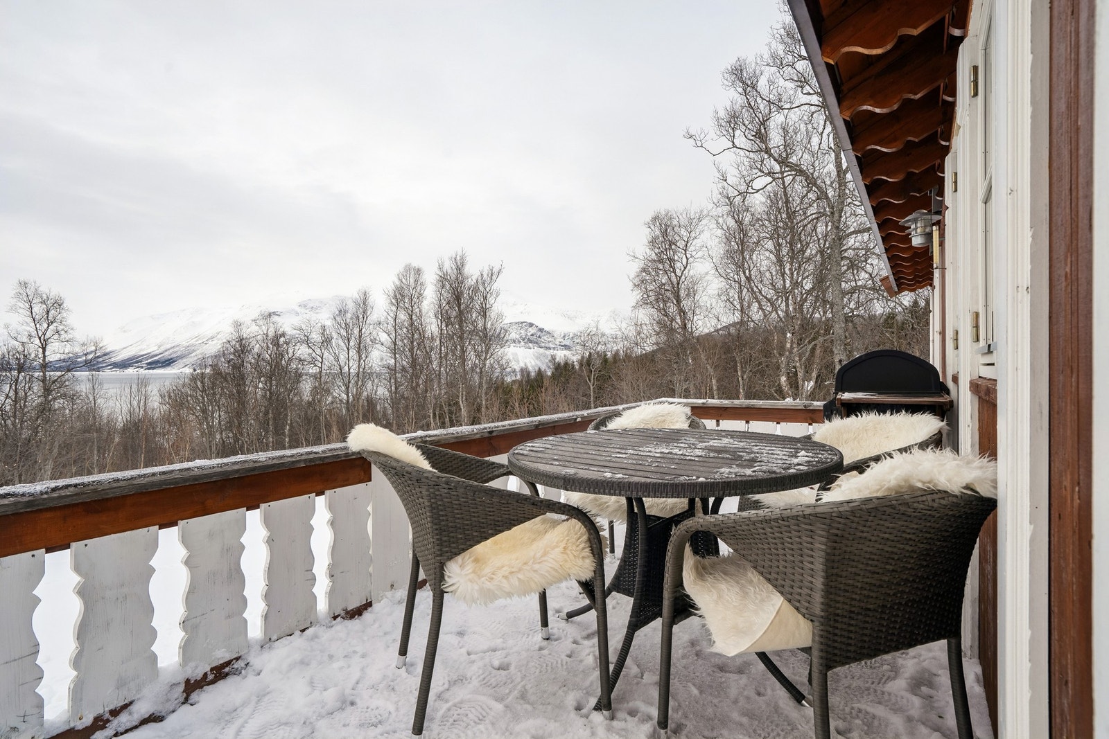 Vestvendt uteplass med gode solforhold og plass til sittegruppe. Galleribilde