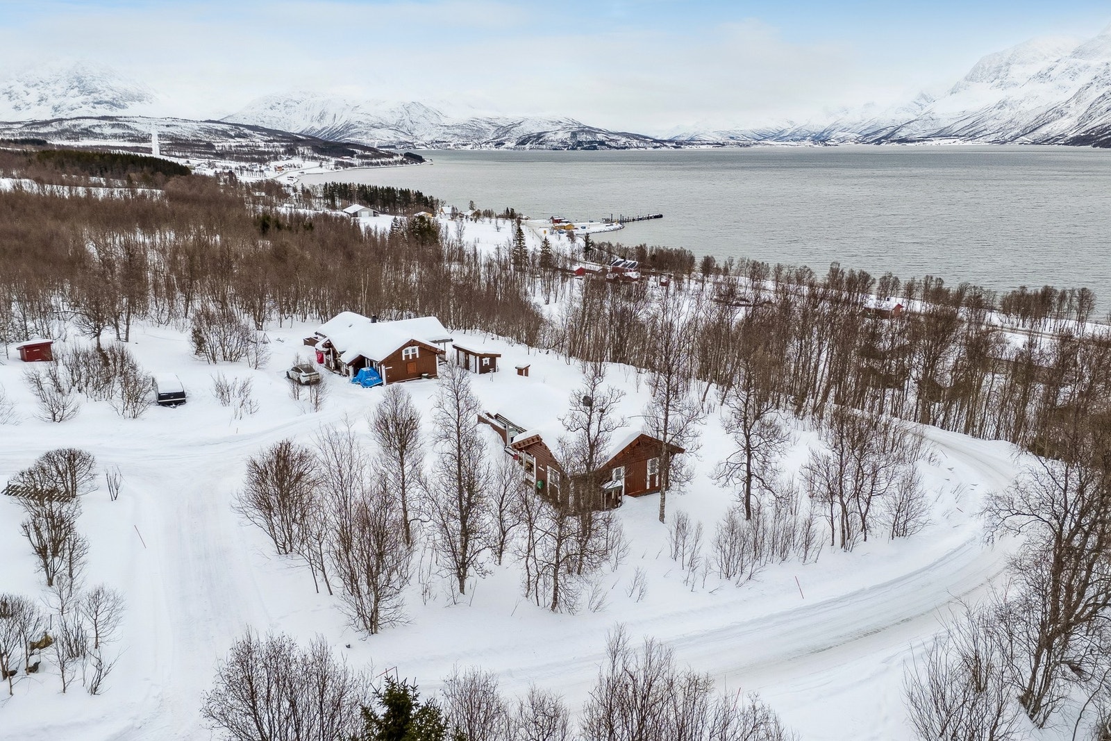 Attraktiv hjørnetomt i etablert hytteområde med gode sol og utsiktsforhold. Galleribilde
