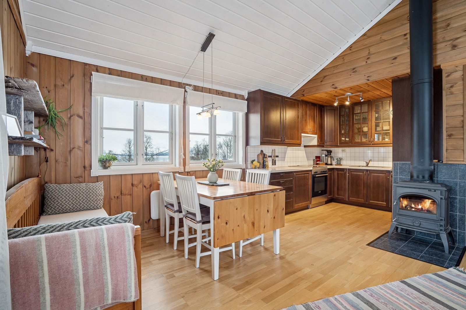 Koselig spiseplass, flott utsikt og rikelig med naturlig lys. Galleribilde