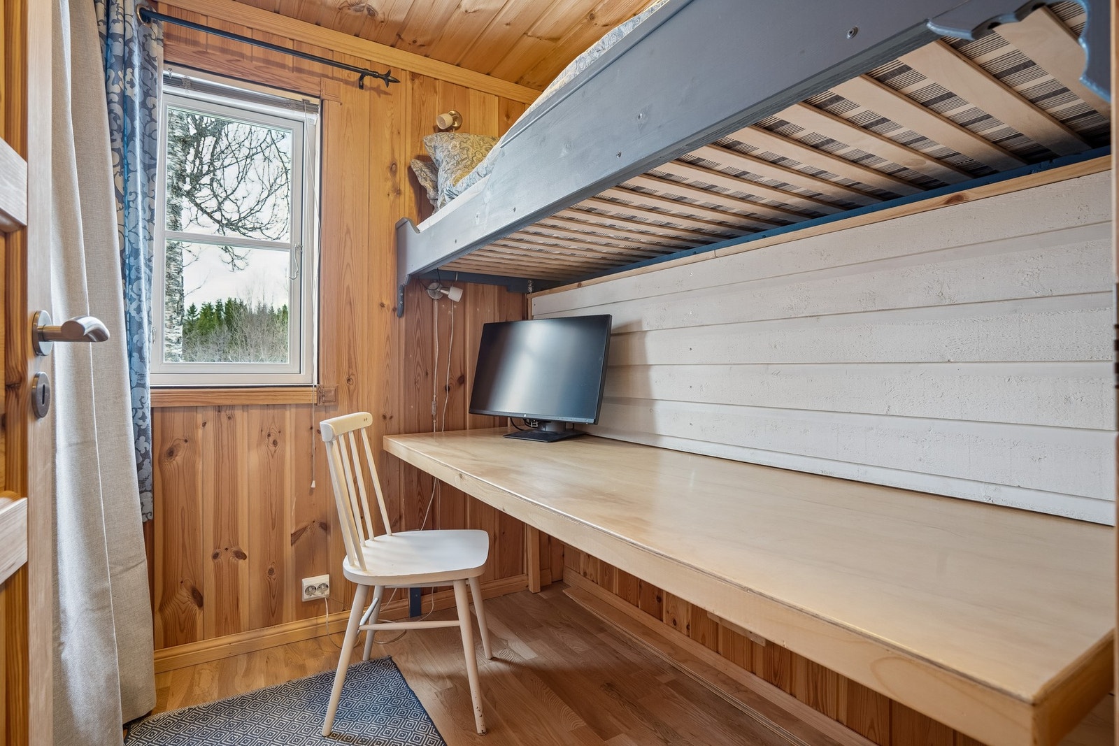 Soverom 2 med smart kombinert løsning, køyeseng og romslig arbeidsplass. Galleribilde