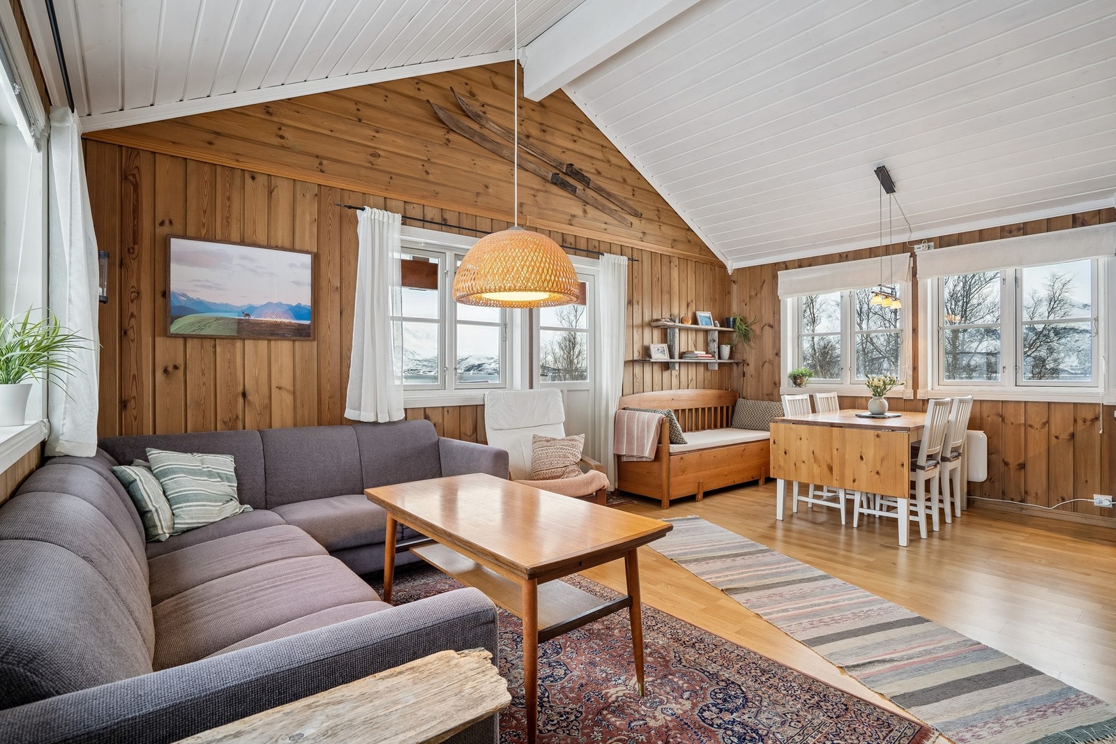 Hytta har god takhøyde som gir en luftig og behagelig romfølelse. Galleribilde