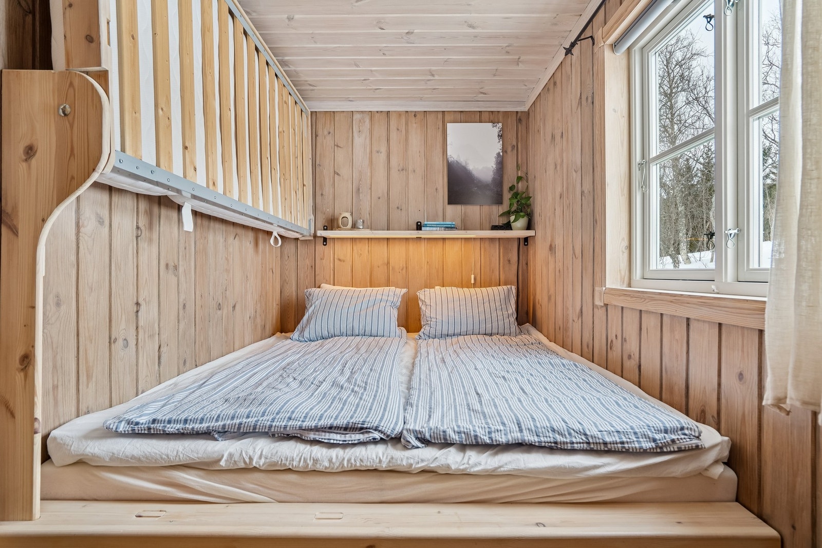 Soverom 3 med dobbeltseng, lys atmosfære og hylle for oppbevaring. Galleribilde