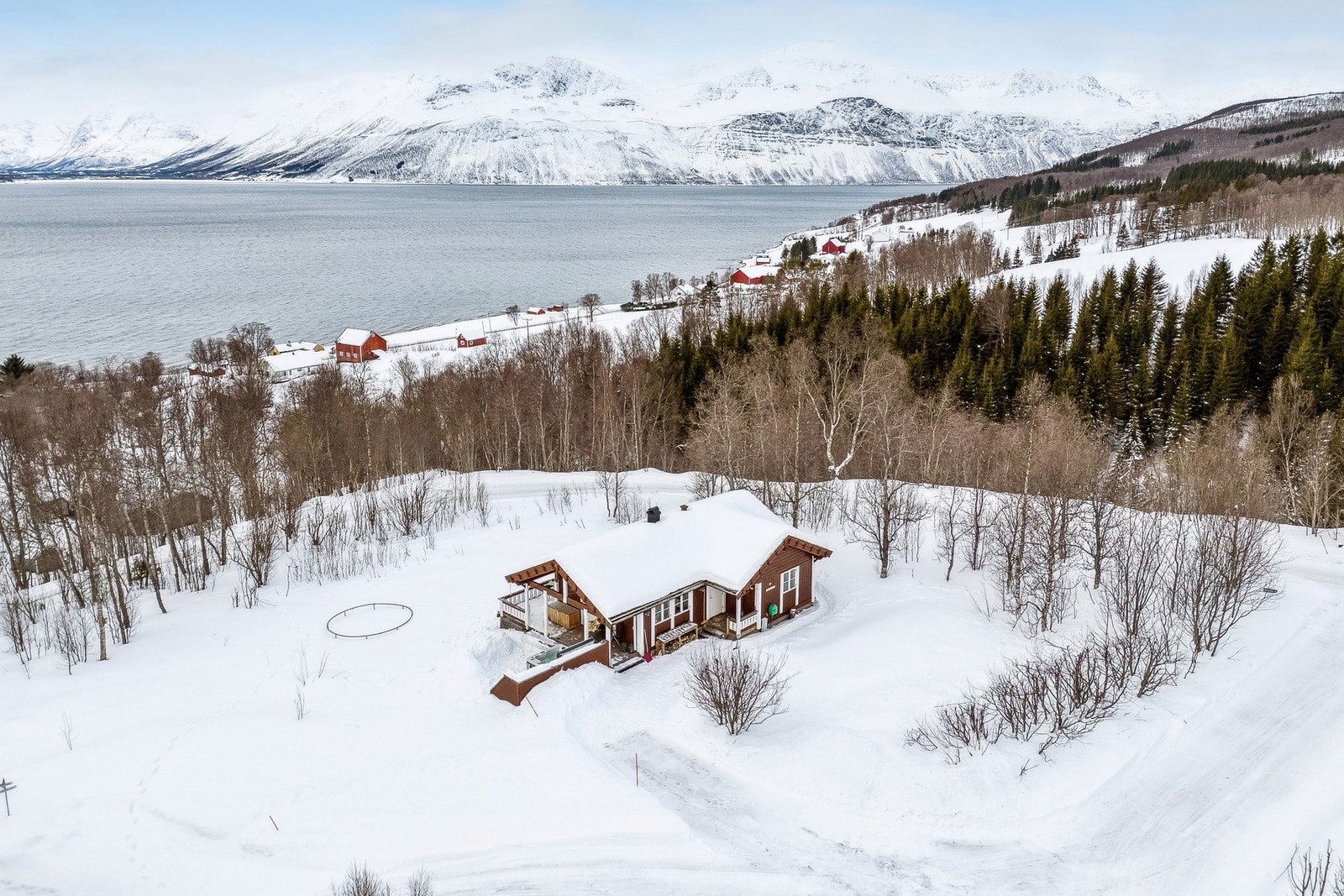 Velkommen til Storåsveien 39 - en sjarmerende hytteperle i vakre Lyngen, presentert av EiendomsMegler 1. foto: EFKT Galleribilde