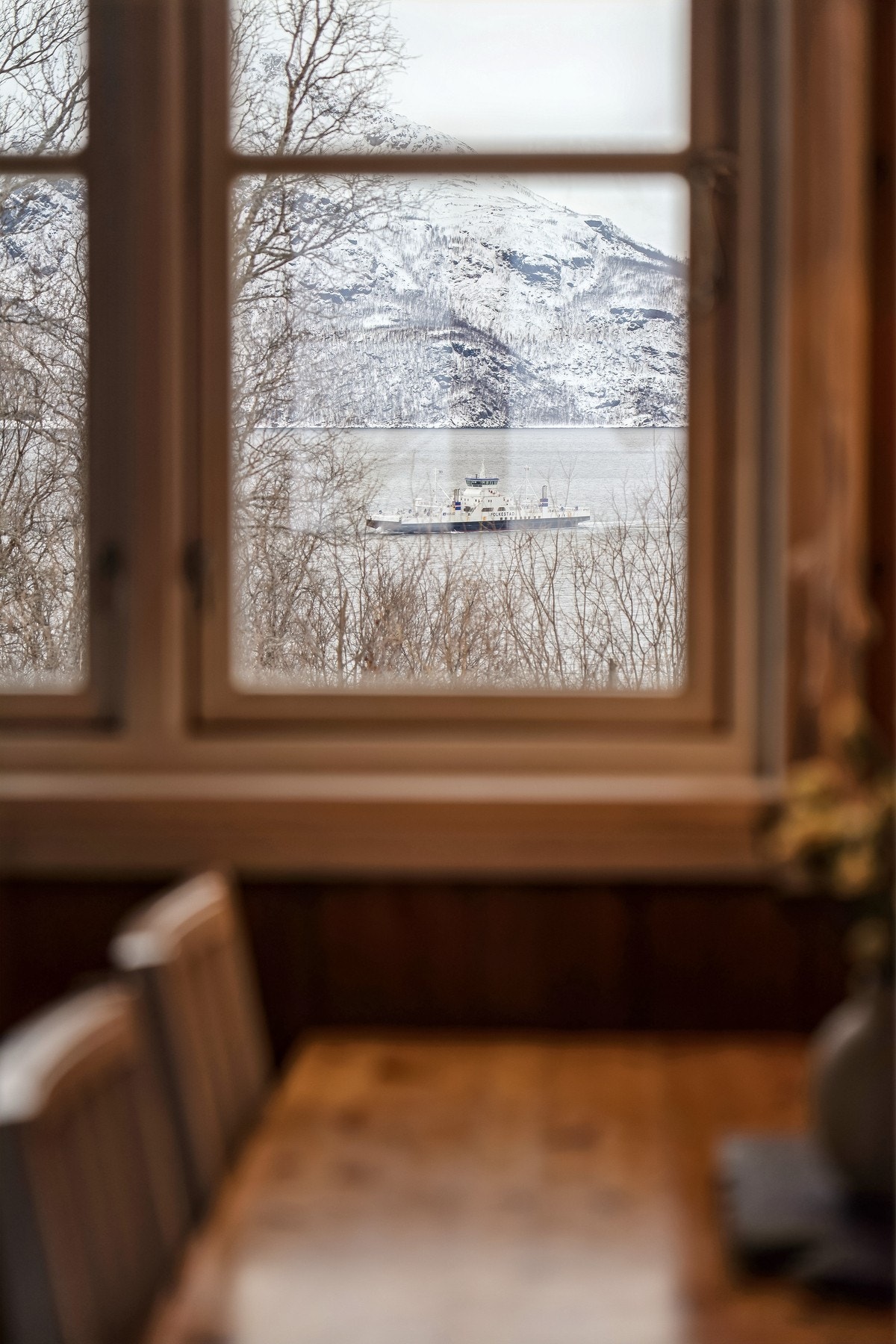 Spiseplassen har utsikt mot fergesambandet Svensby-Breivikeidet Galleribilde