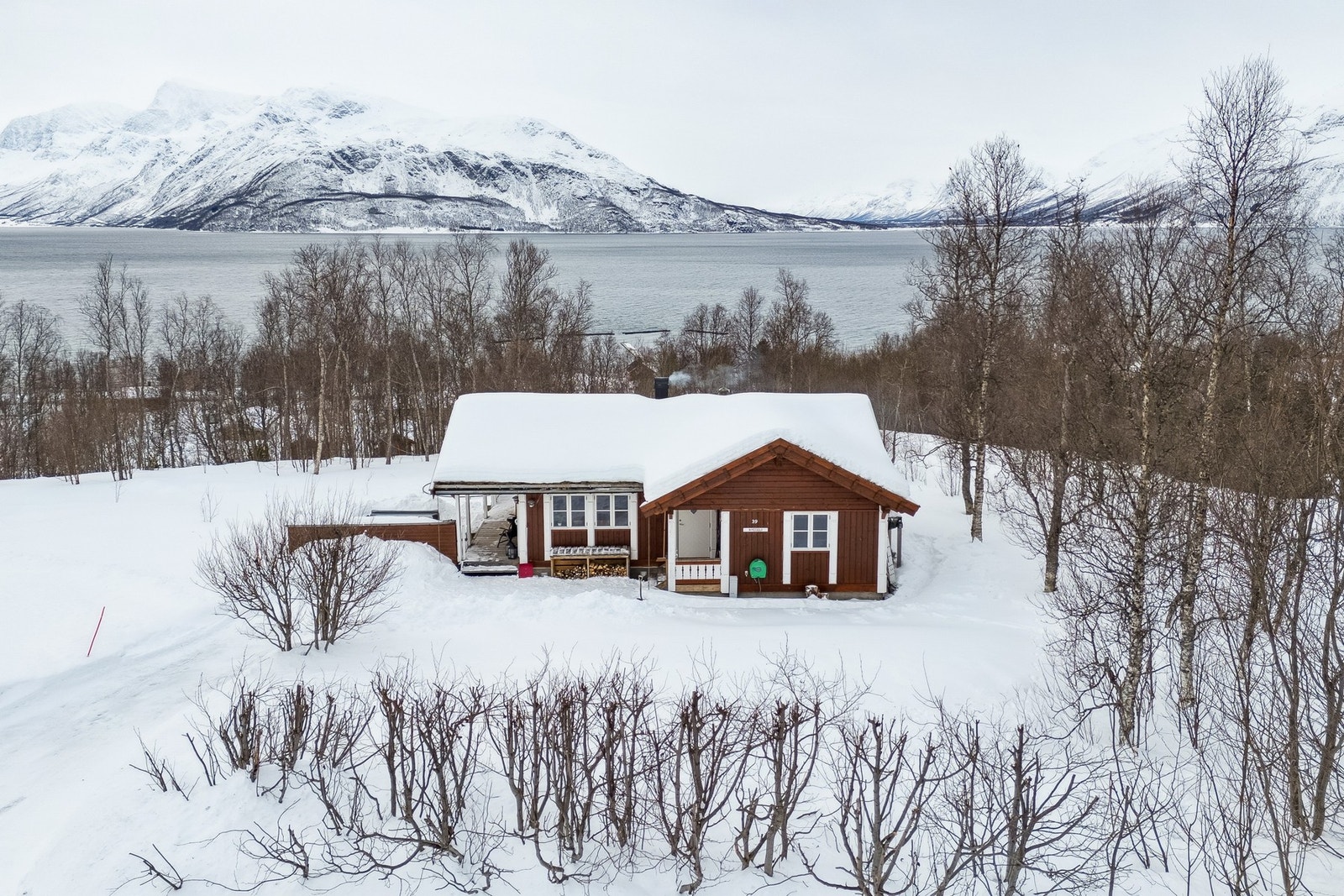 Lett tilgjengelig hytte med bilveg helt inn til tomta. Galleribilde
