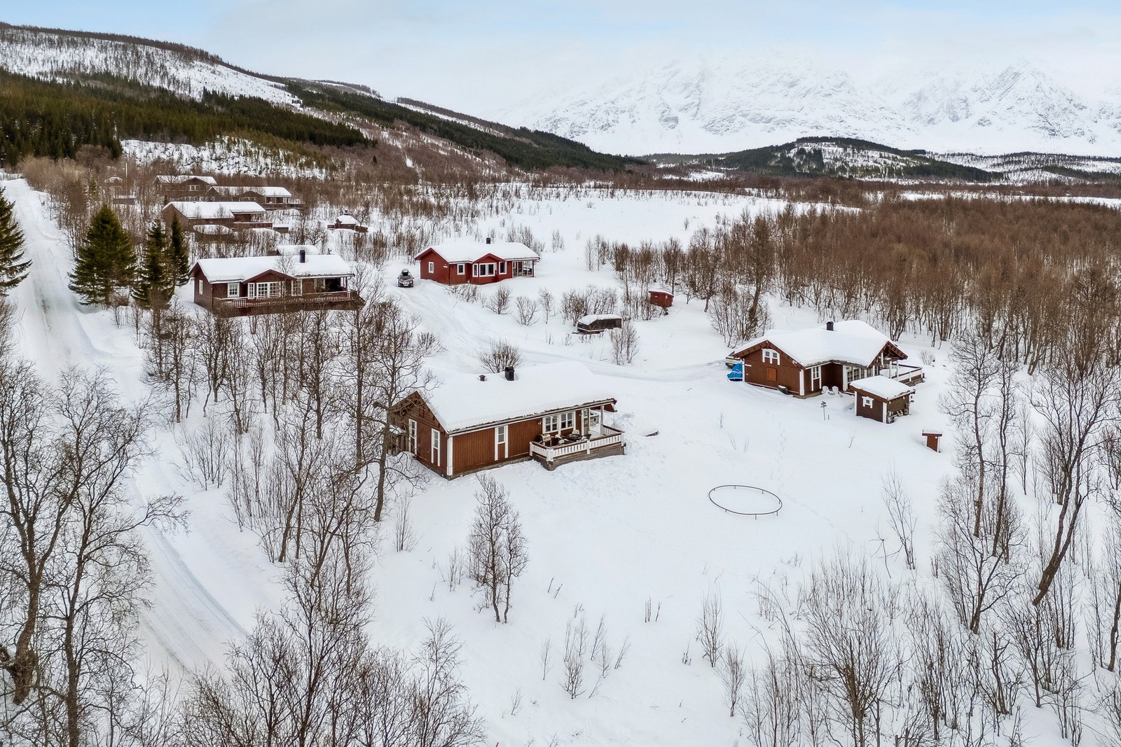 Nært naturen og med majestetiske Lyngsalpan som bakteppe. Galleribilde