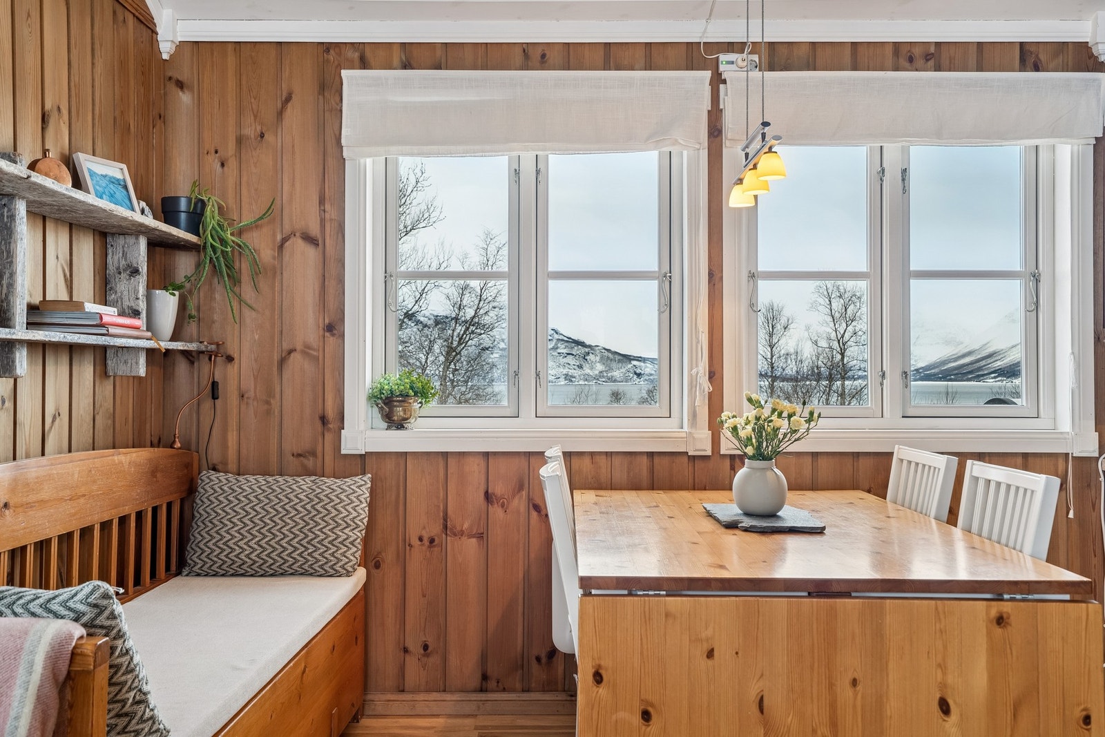 Hytta ligger ca. en time og ett kvarter fra Tromsø, nært fergekaia på Svensby. Galleribilde