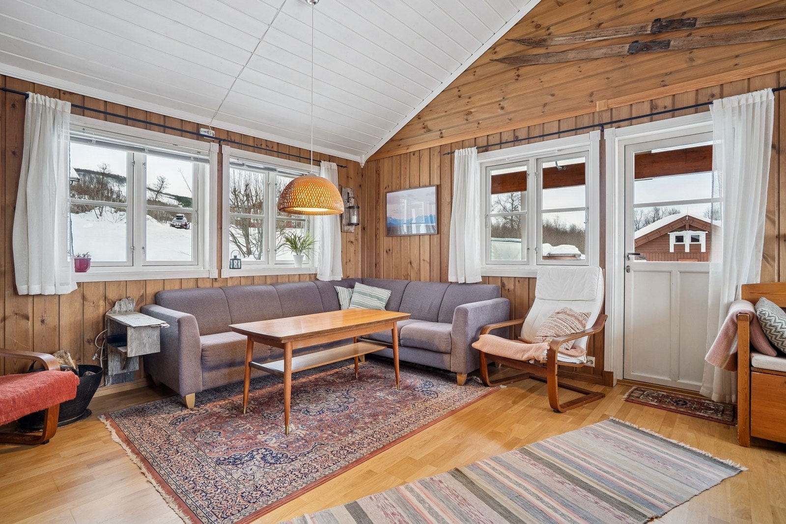 Trivelig stue med store vinduer, god plass til sittegruppe og direkte utgang til veranda. Galleribilde