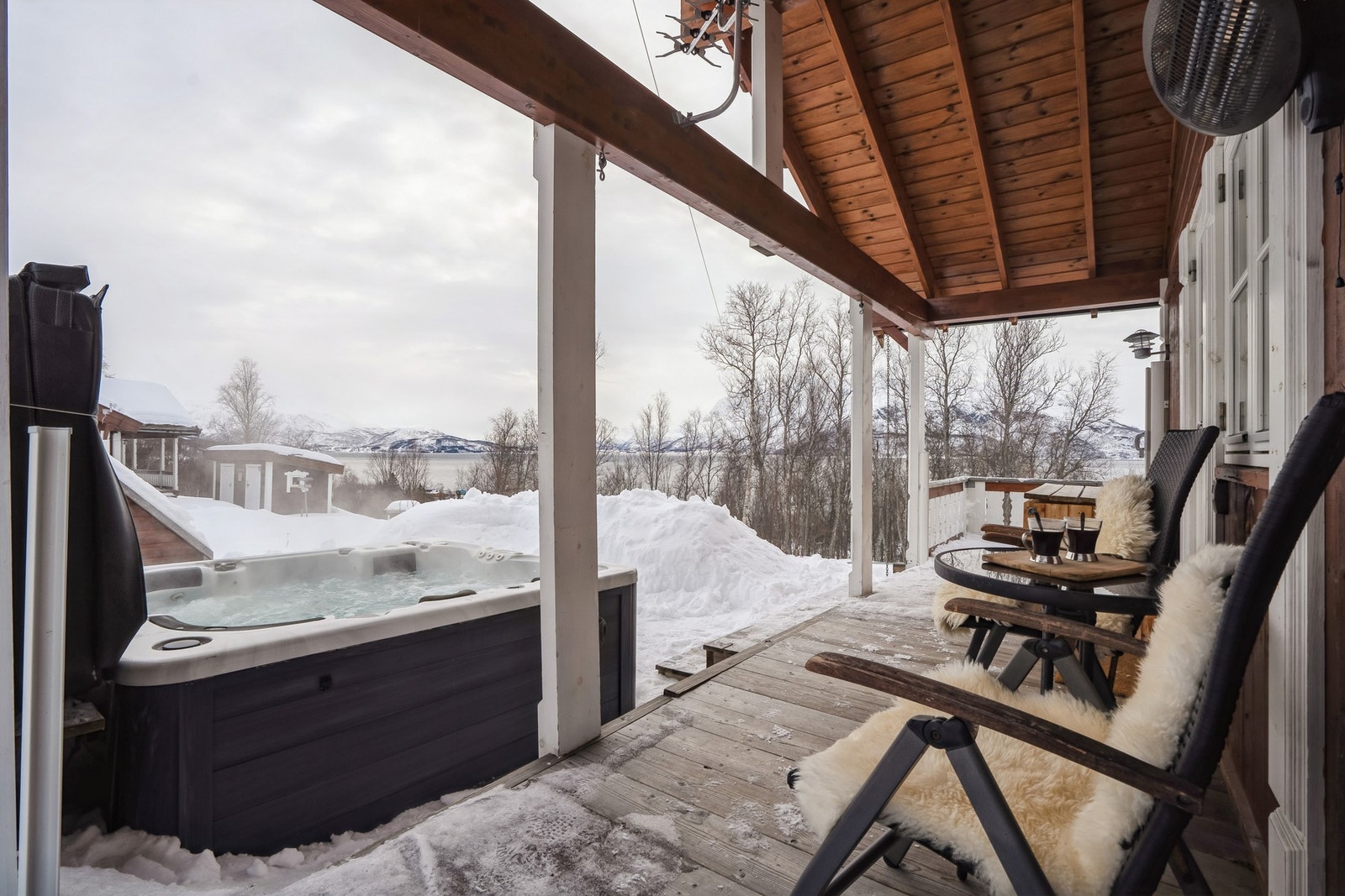 Velkommen ut på verandaen - her venter både jacuzzi og nydelig utsikt. Galleribilde