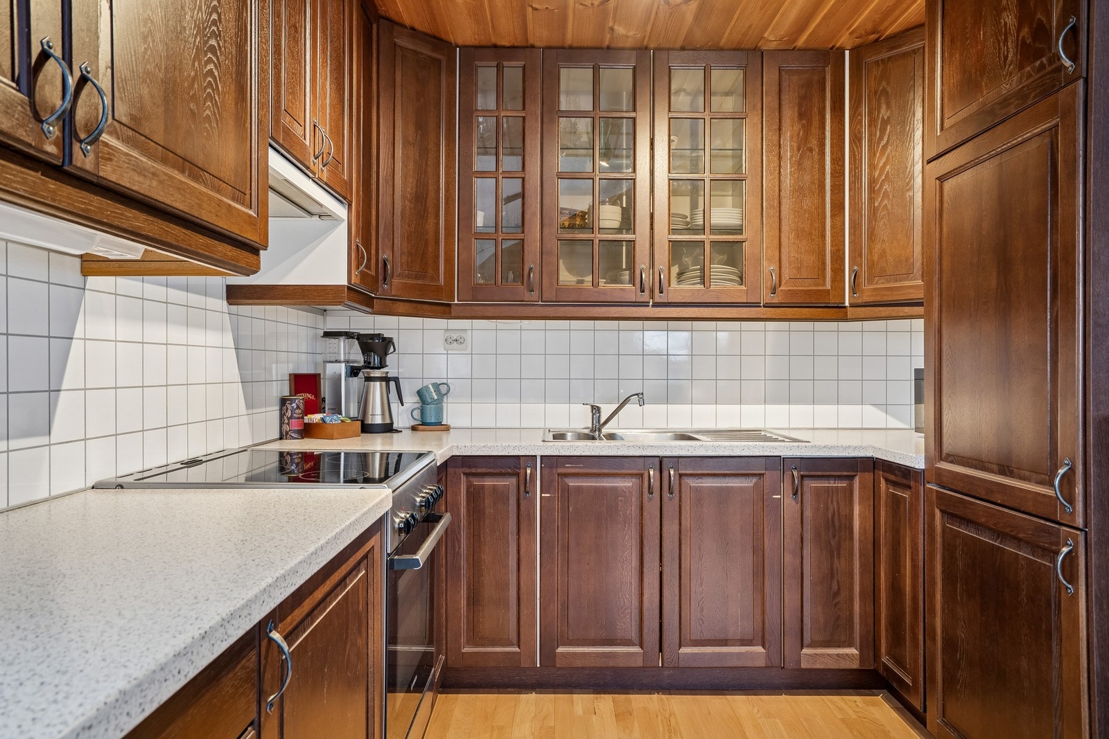 Kjøkken med integrert kjøleskap og godt med skapplass. Galleribilde