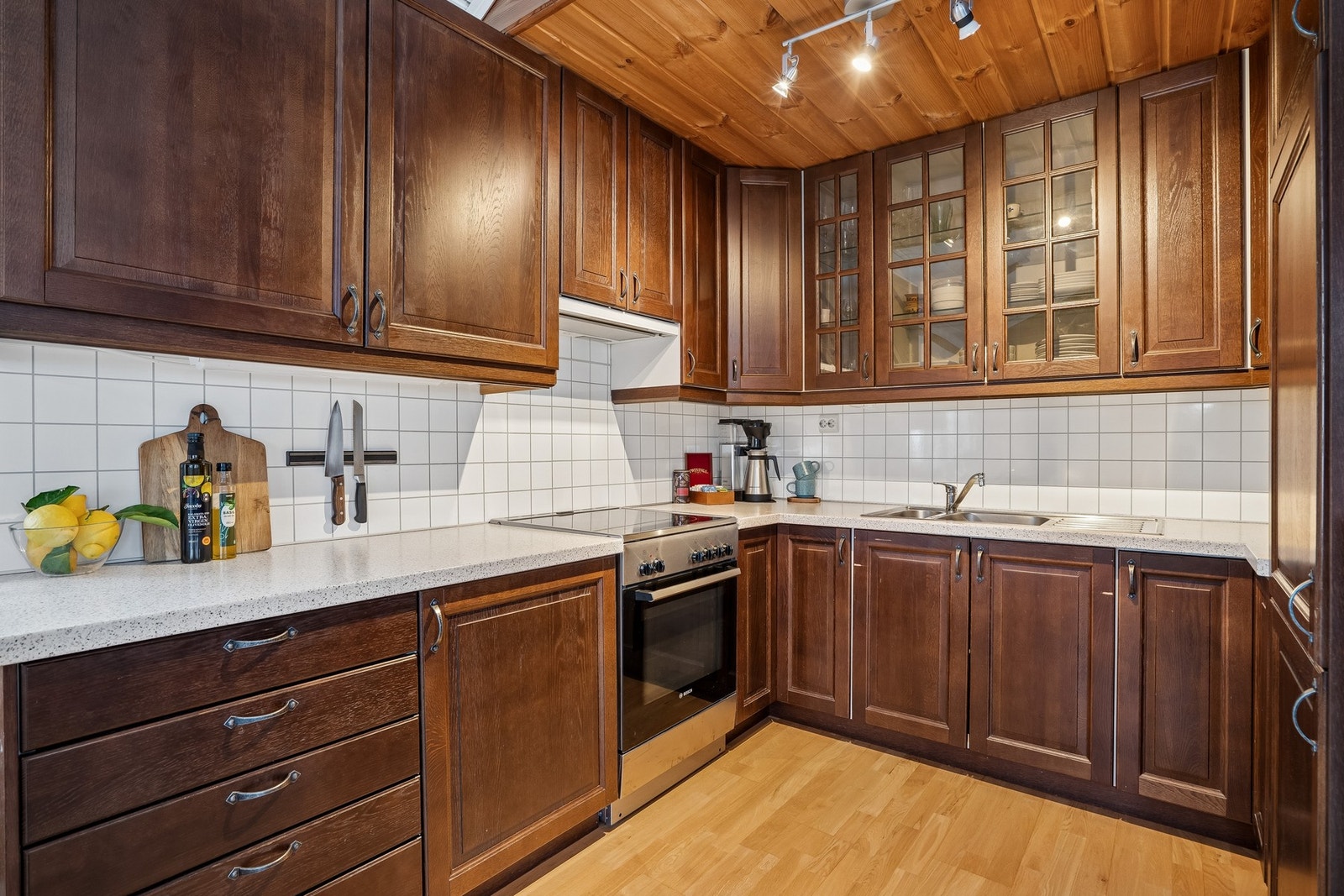 Velutstyrt kjøkken med hvitevarer og gode arbeidsflater. Galleribilde