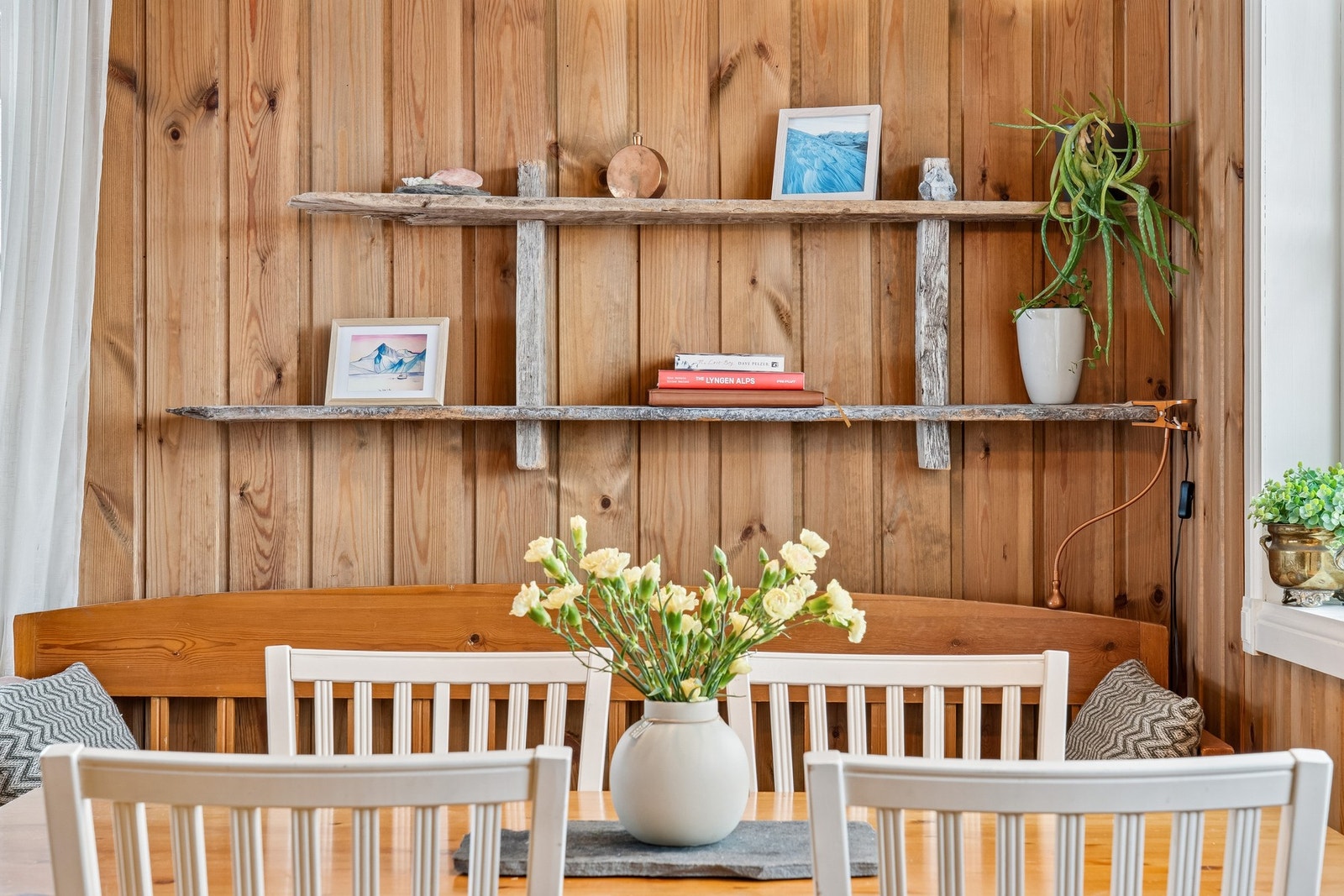 lun trepanel, hyllesystem i naturmaterialer og en rolig atmosfære som setter tonen for hyttelivet. Galleribilde
