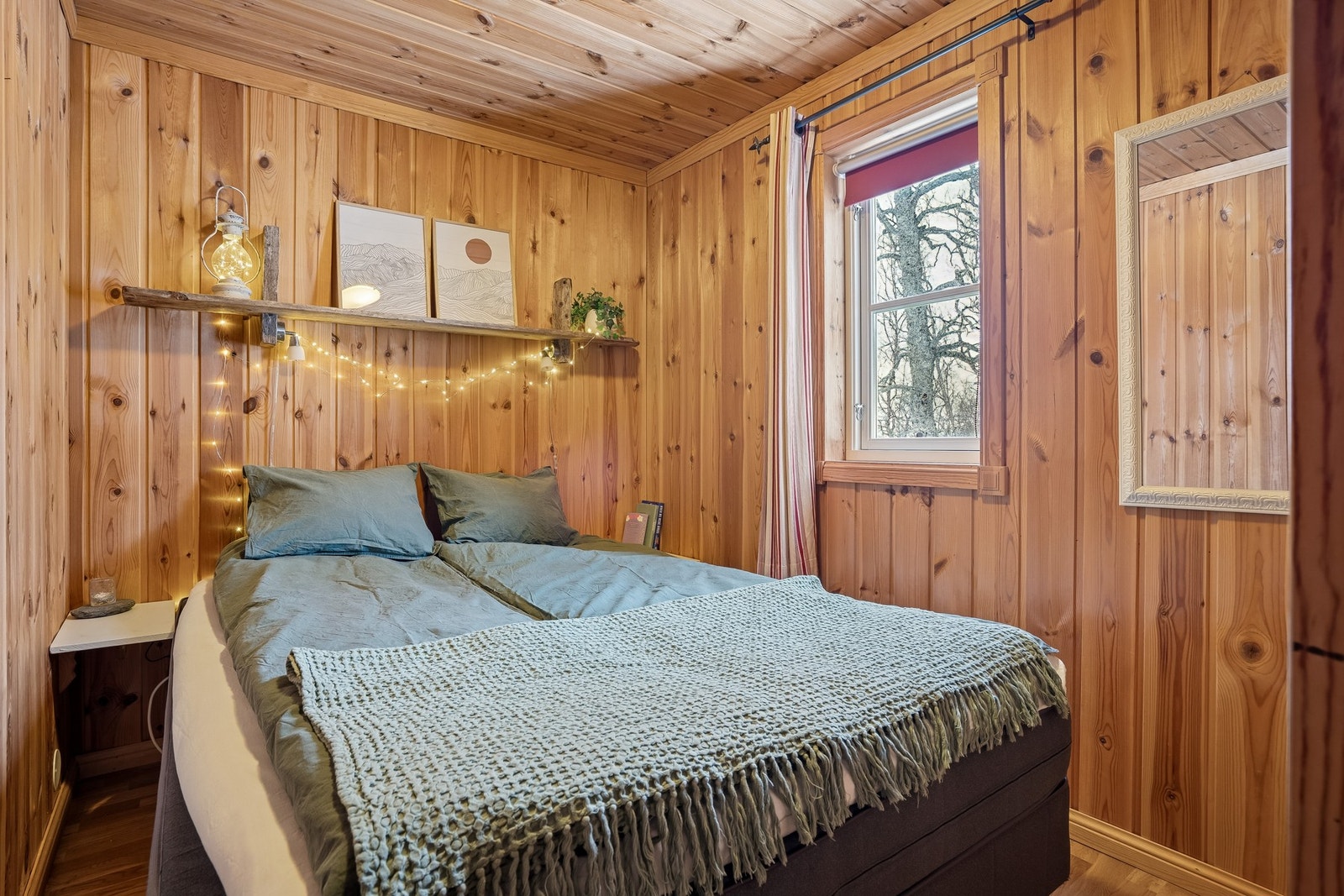 Soverom 1 med dobbeltseng, panelvegger og lun hyttestemning. Galleribilde
